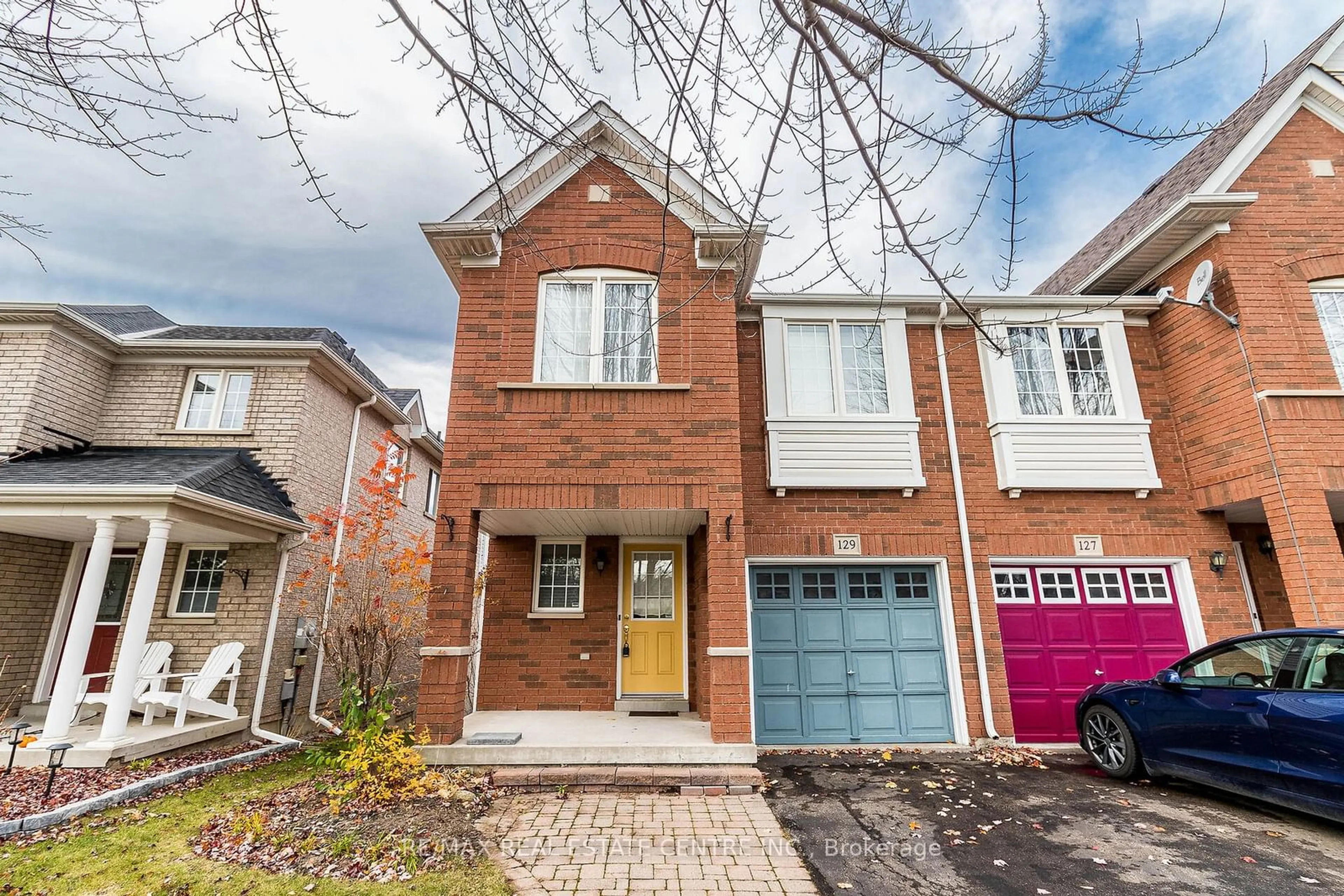 A pic from exterior of the house or condo, the street view for 129 Hartford Cres, Newmarket Ontario L3X 2Z4