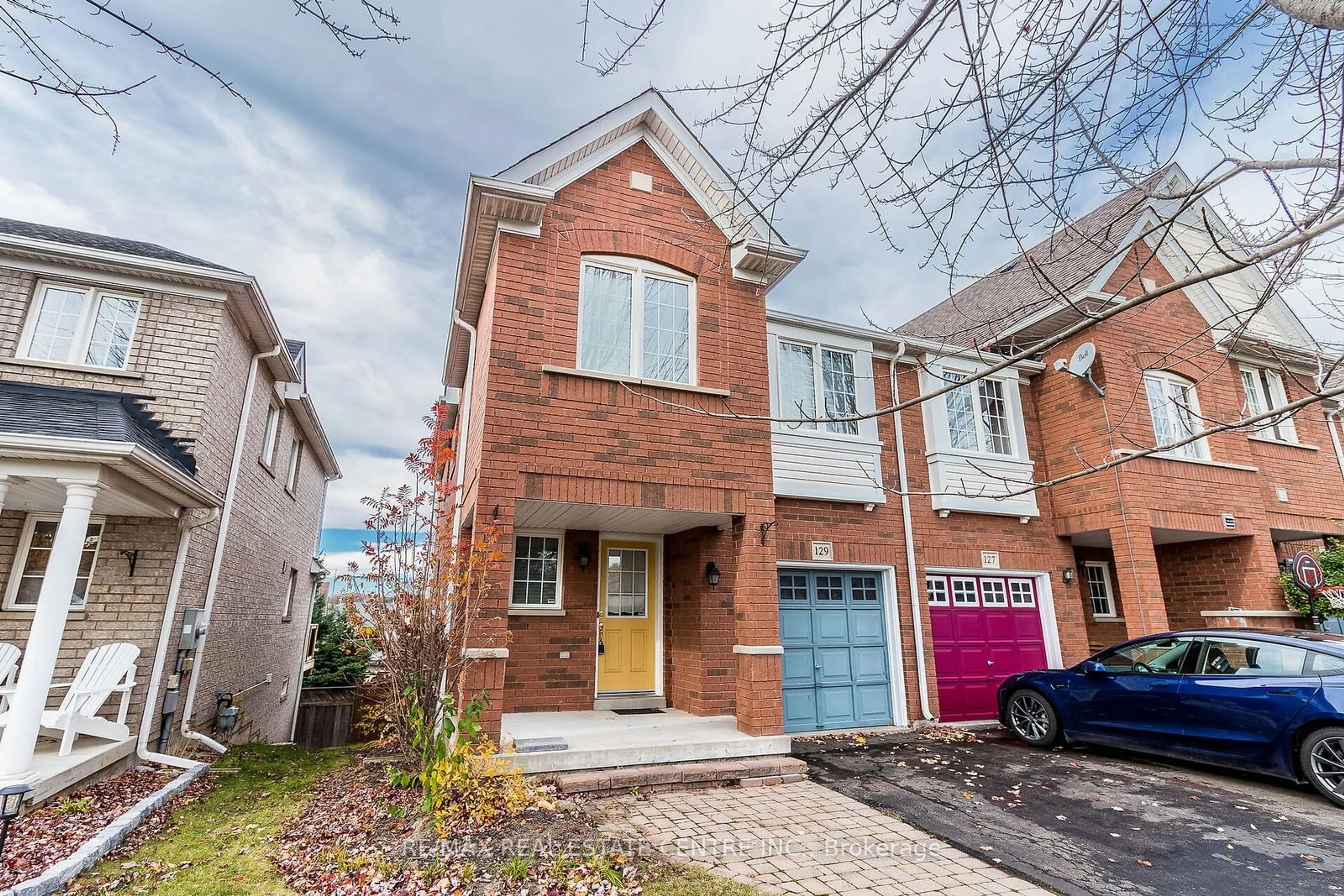 A pic from exterior of the house or condo, the street view for 129 Hartford Cres, Newmarket Ontario L3X 2Z4