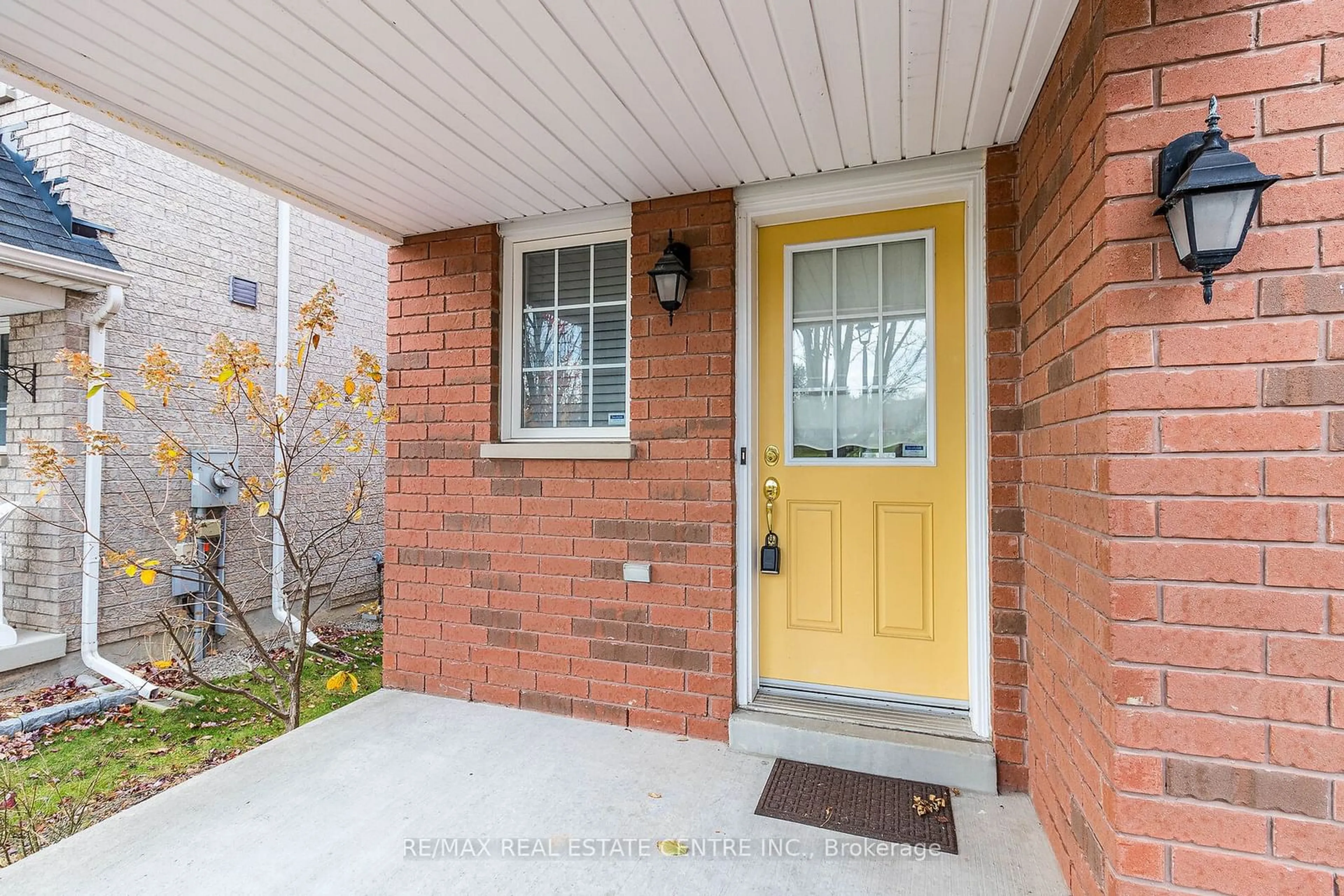 Indoor entryway, wood floors for 129 Hartford Cres, Newmarket Ontario L3X 2Z4