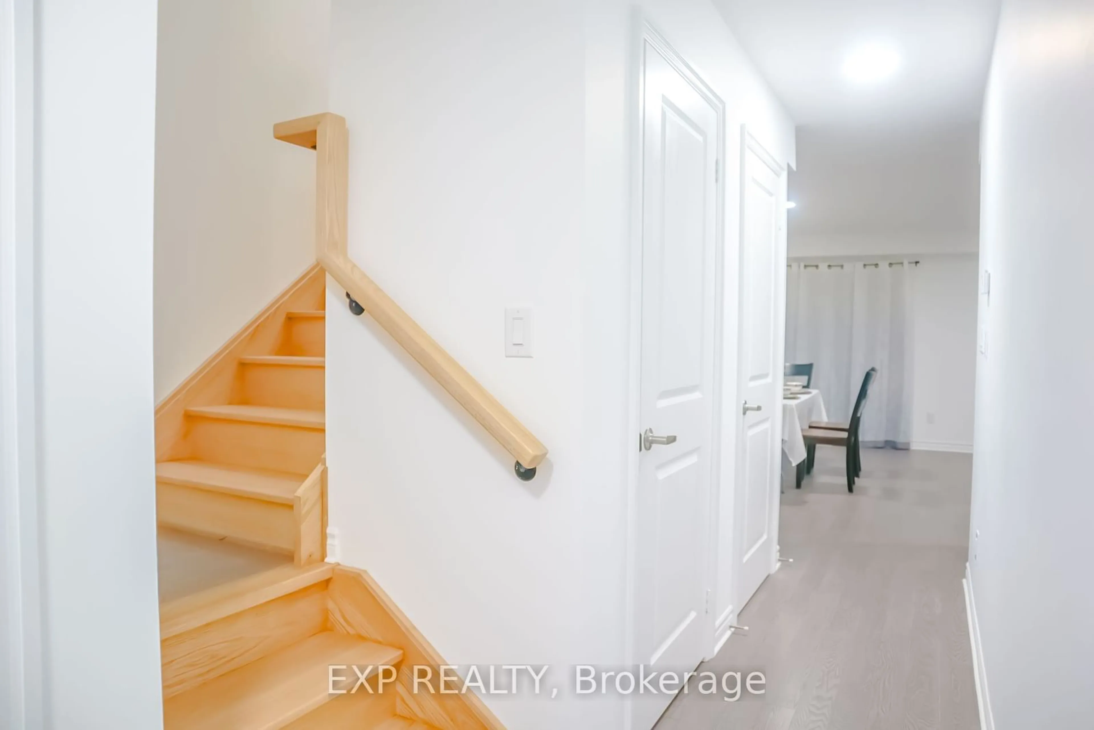 Indoor entryway, wood floors for 29 Parkside Cres, Essa Ontario L9M 1B3