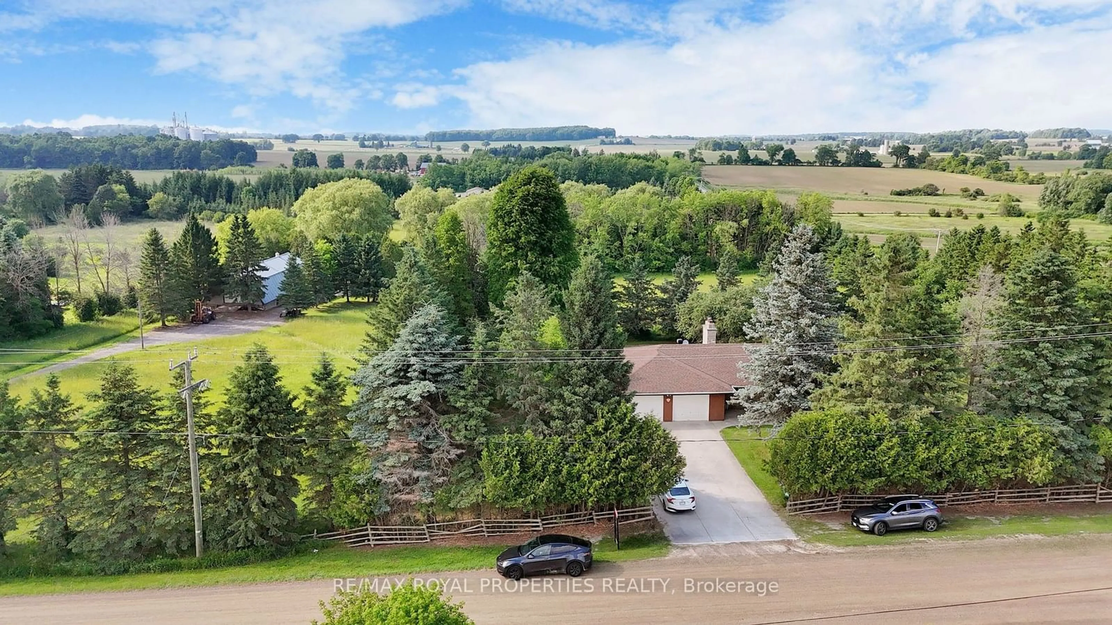 A pic from exterior of the house or condo, the fenced backyard for 4822 2nd Line, New Tecumseth Ontario L0G 1T0