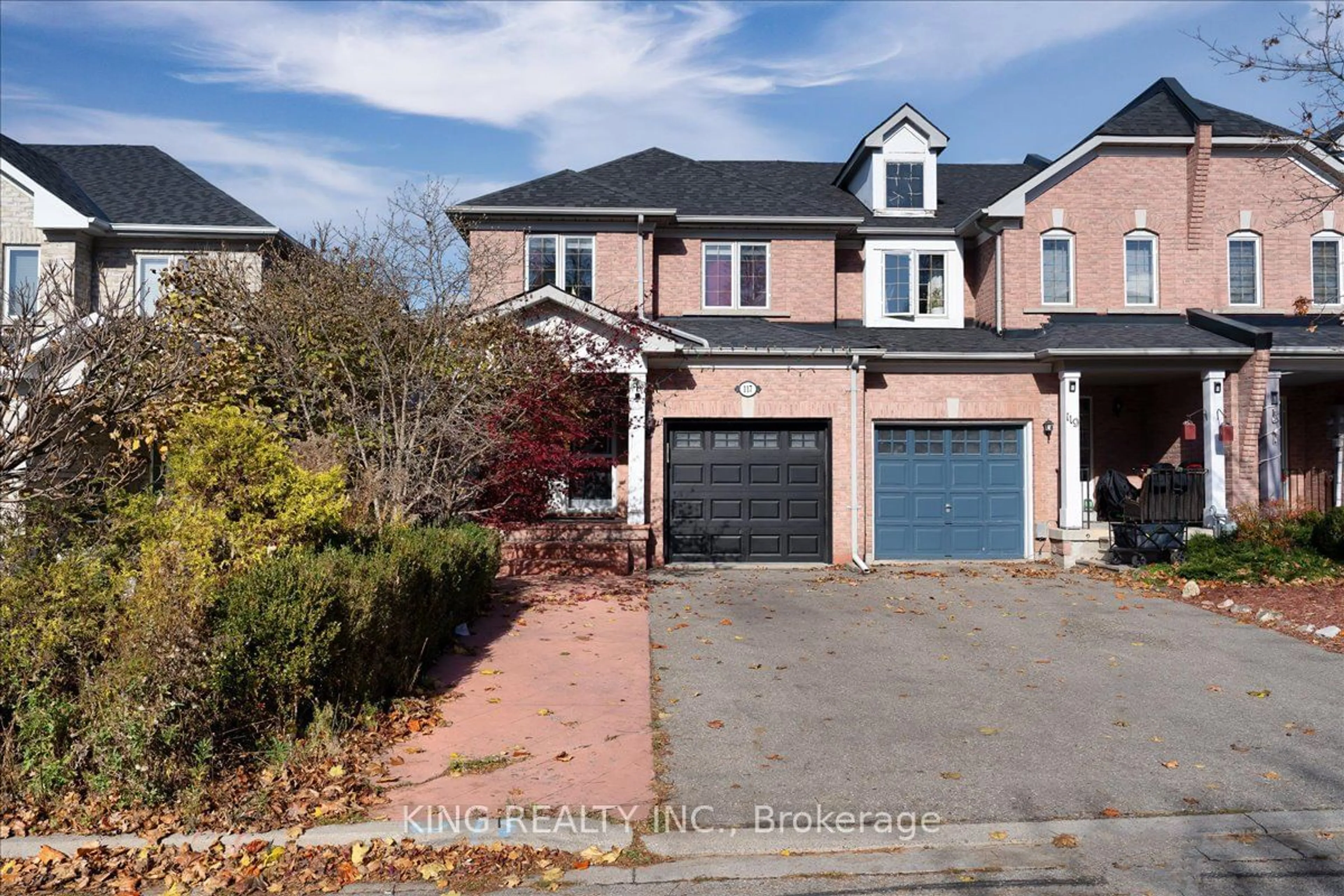 A pic from exterior of the house or condo, the street view for 117 Banbrooke Cres, Newmarket Ontario L3X 2W7