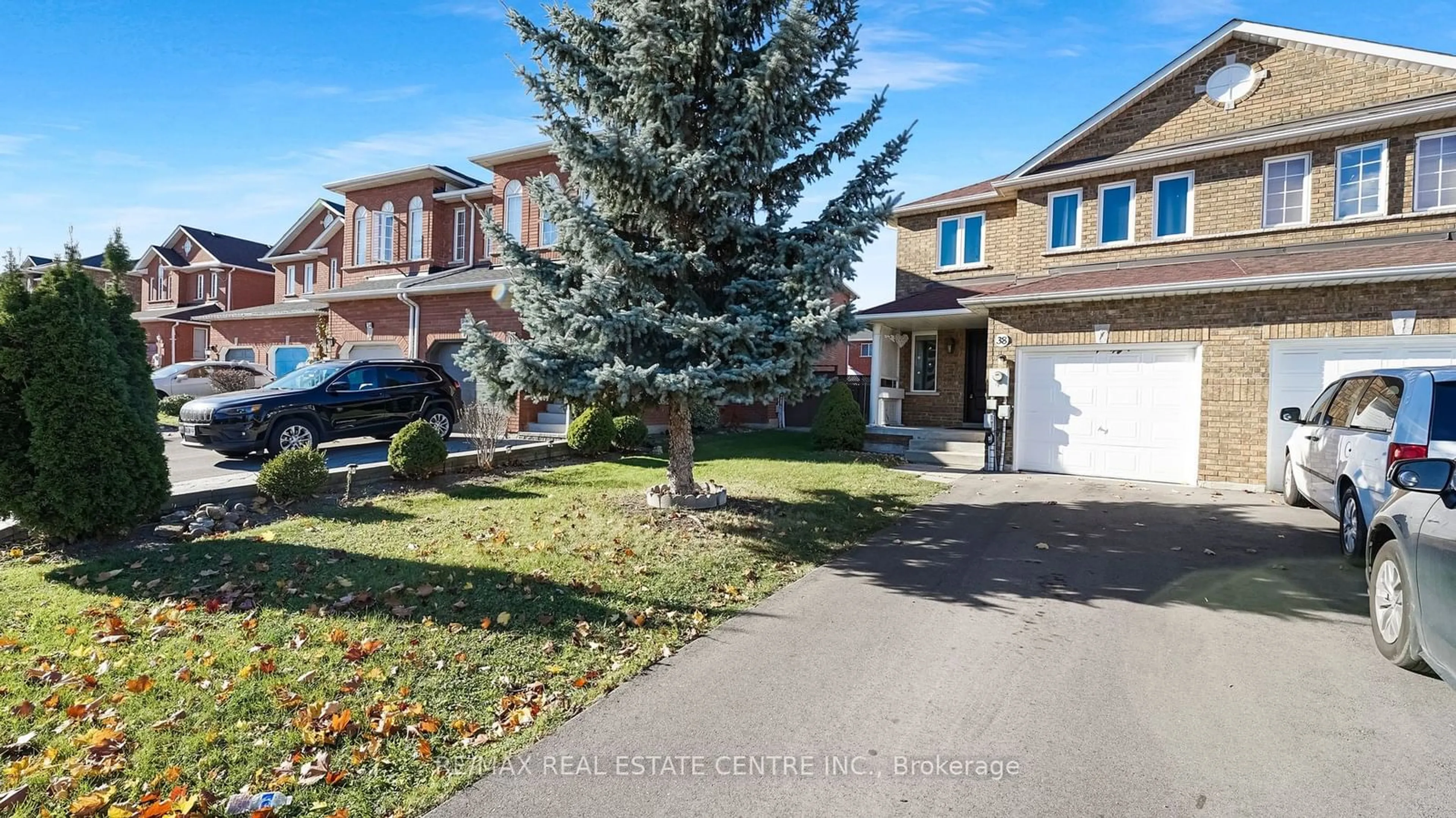 A pic from exterior of the house or condo, the street view for 38 Piazza Cres, Vaughan Ontario L4H 2C7