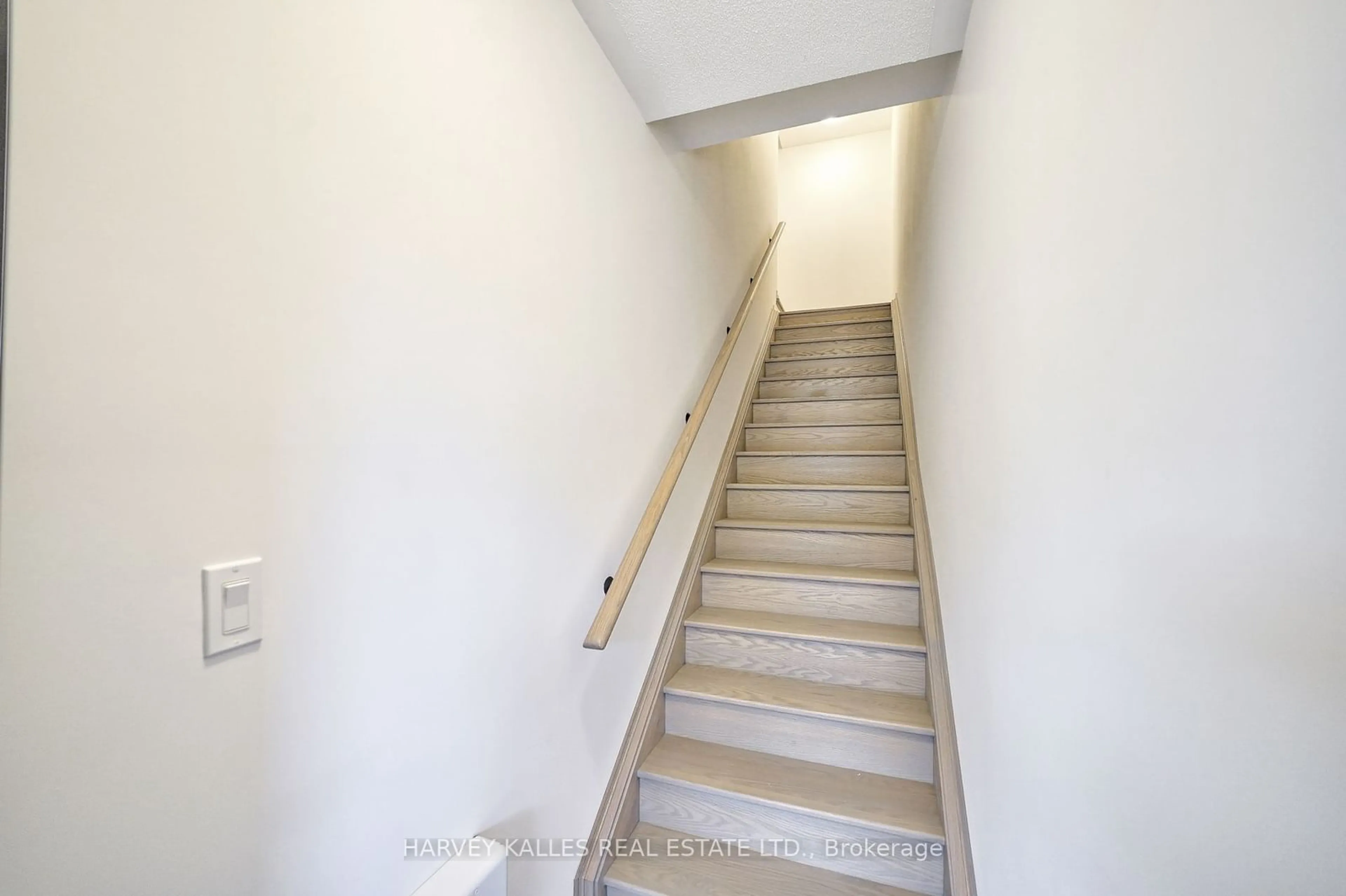 Stairs for 22-11 Lytham Green Circ #118, Newmarket Ontario L3Y 2P3