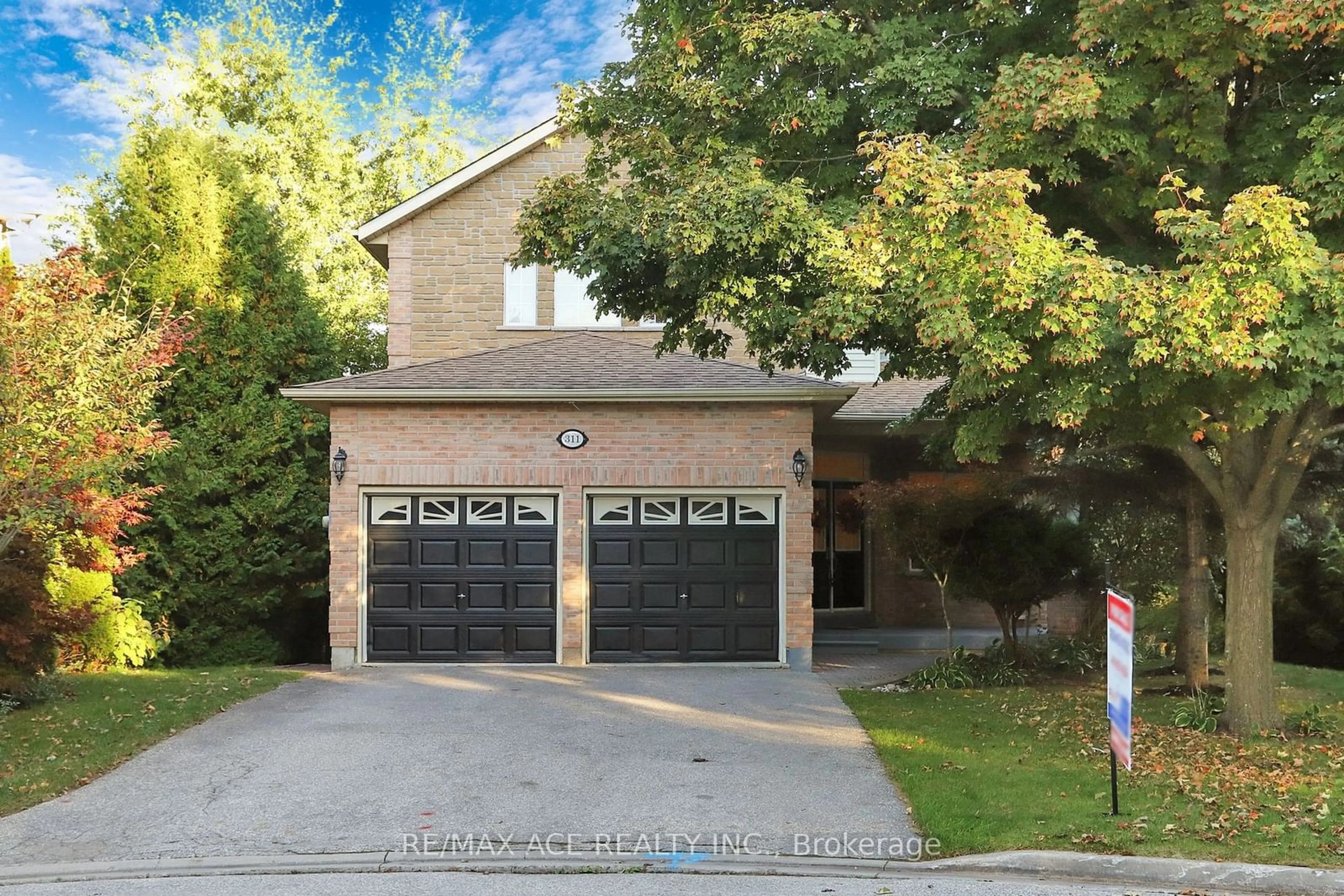 Frontside or backside of a home, the street view for 311 Sheridan Crt, Newmarket Ontario L3Y 8P9