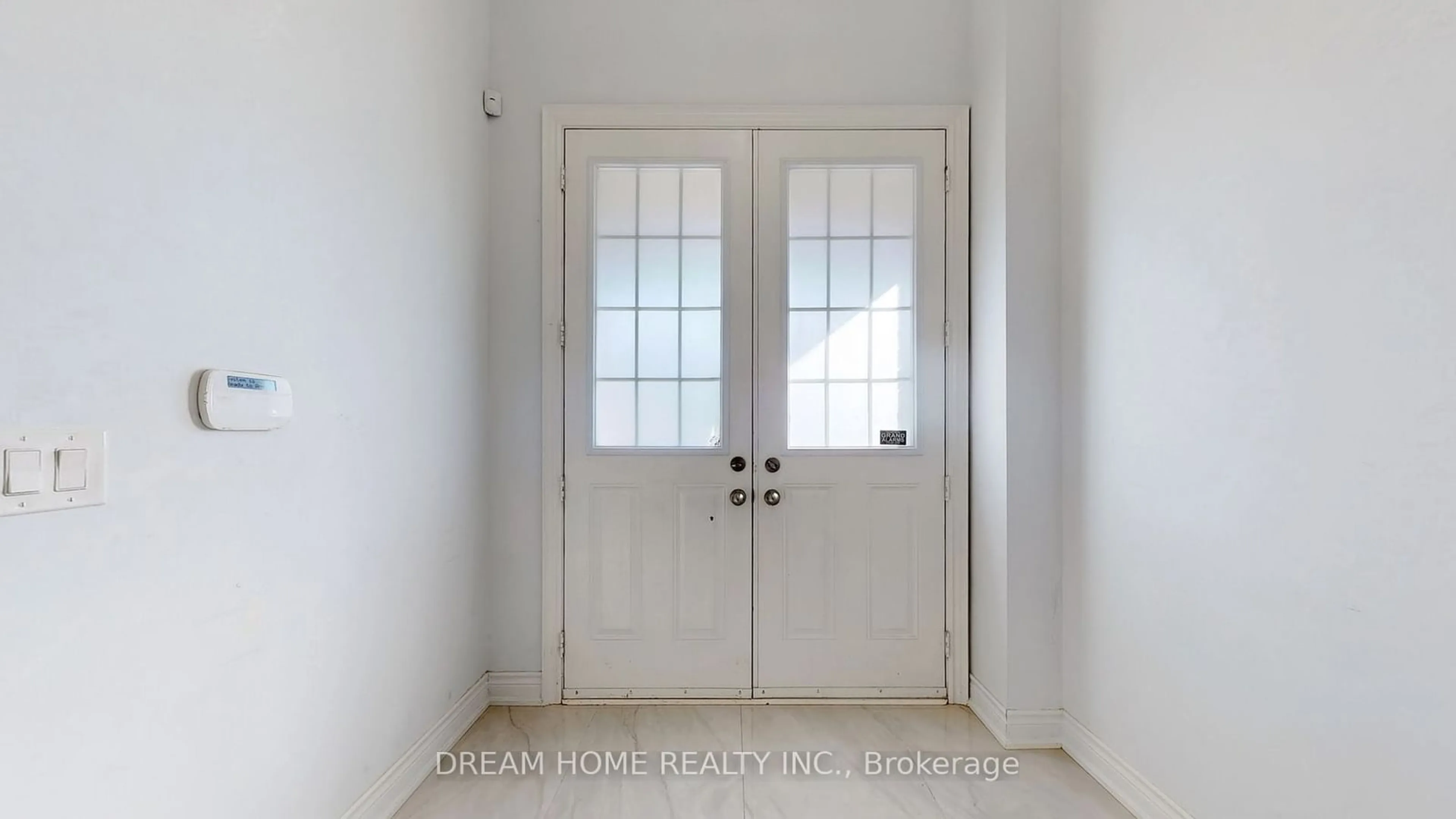 Indoor entryway, not visible floor for 22 Temple Ave, East Gwillimbury Ontario L9N 0P2