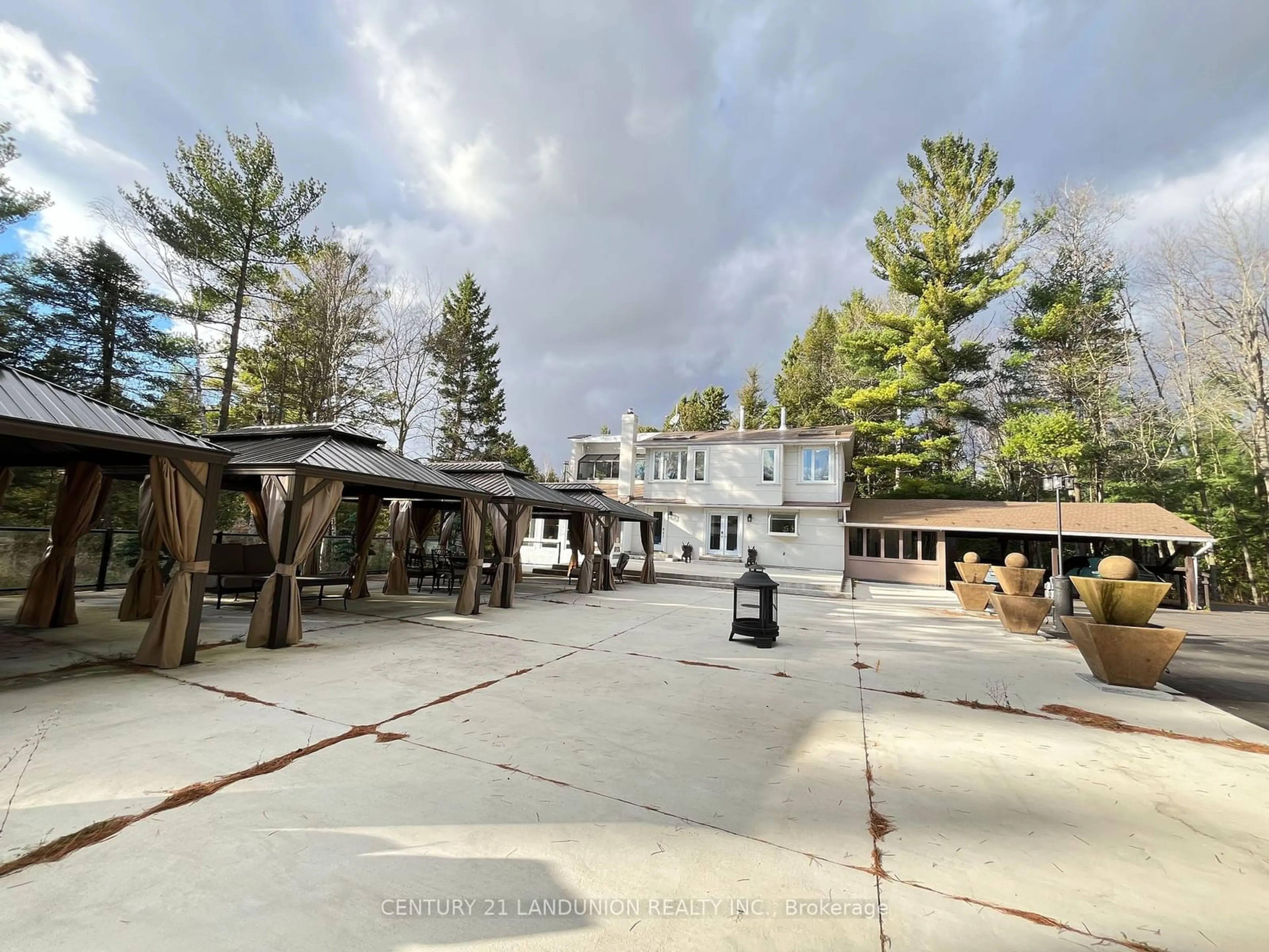 Patio, the street view for 19661 Kennedy Rd, East Gwillimbury Ontario L0G 1V8