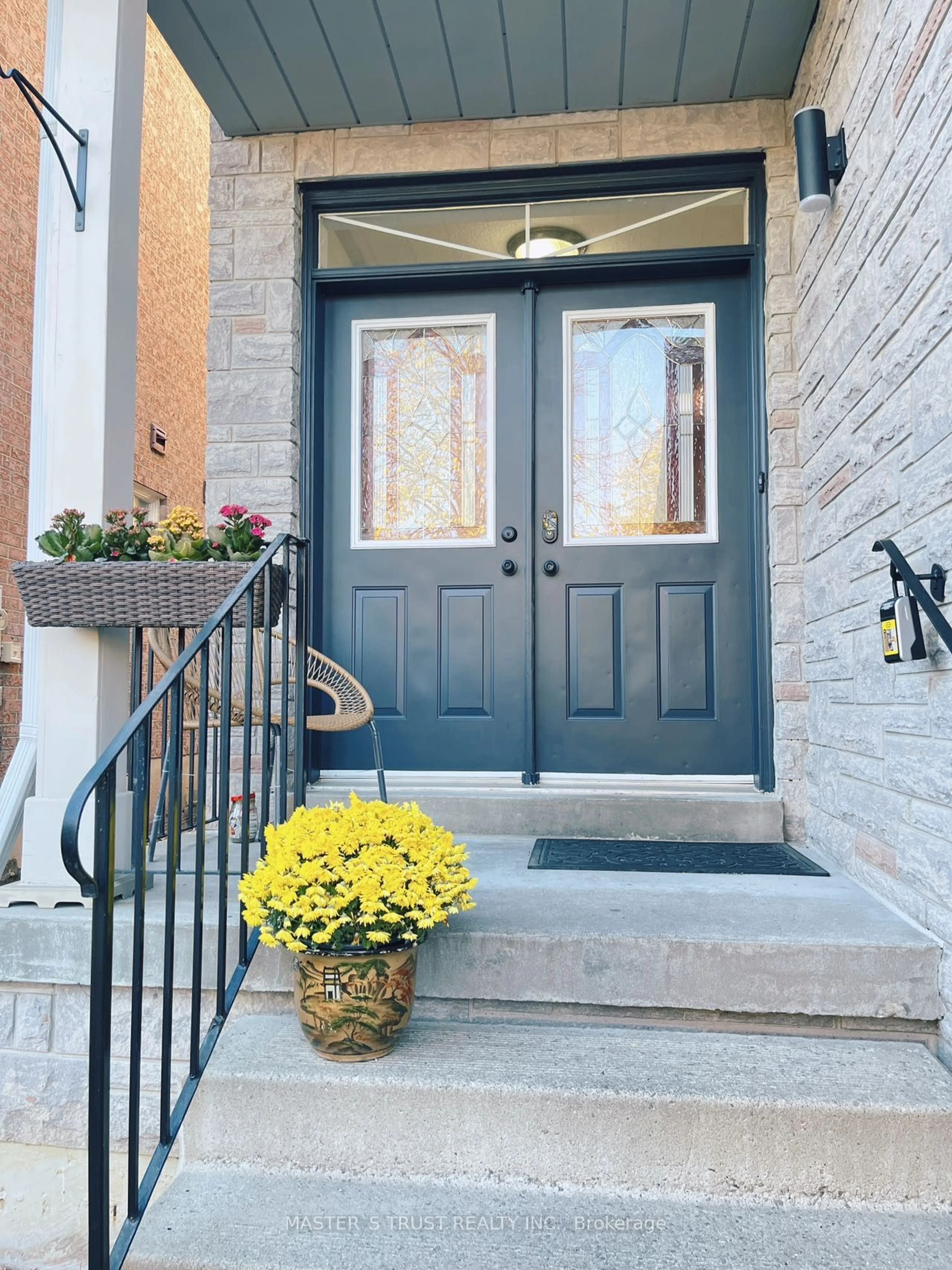 Indoor entryway, wood floors for 596 Willowick Dr, Newmarket Ontario L3X 2A9