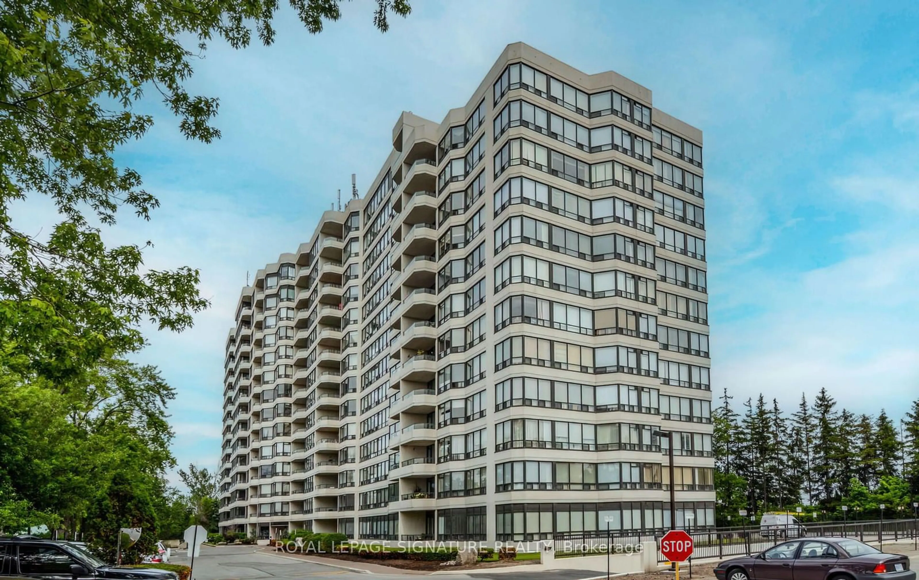 A pic from exterior of the house or condo, the front or back of building for 8501 Bayview Ave #1405, Richmond Hill Ontario L4B 3J7