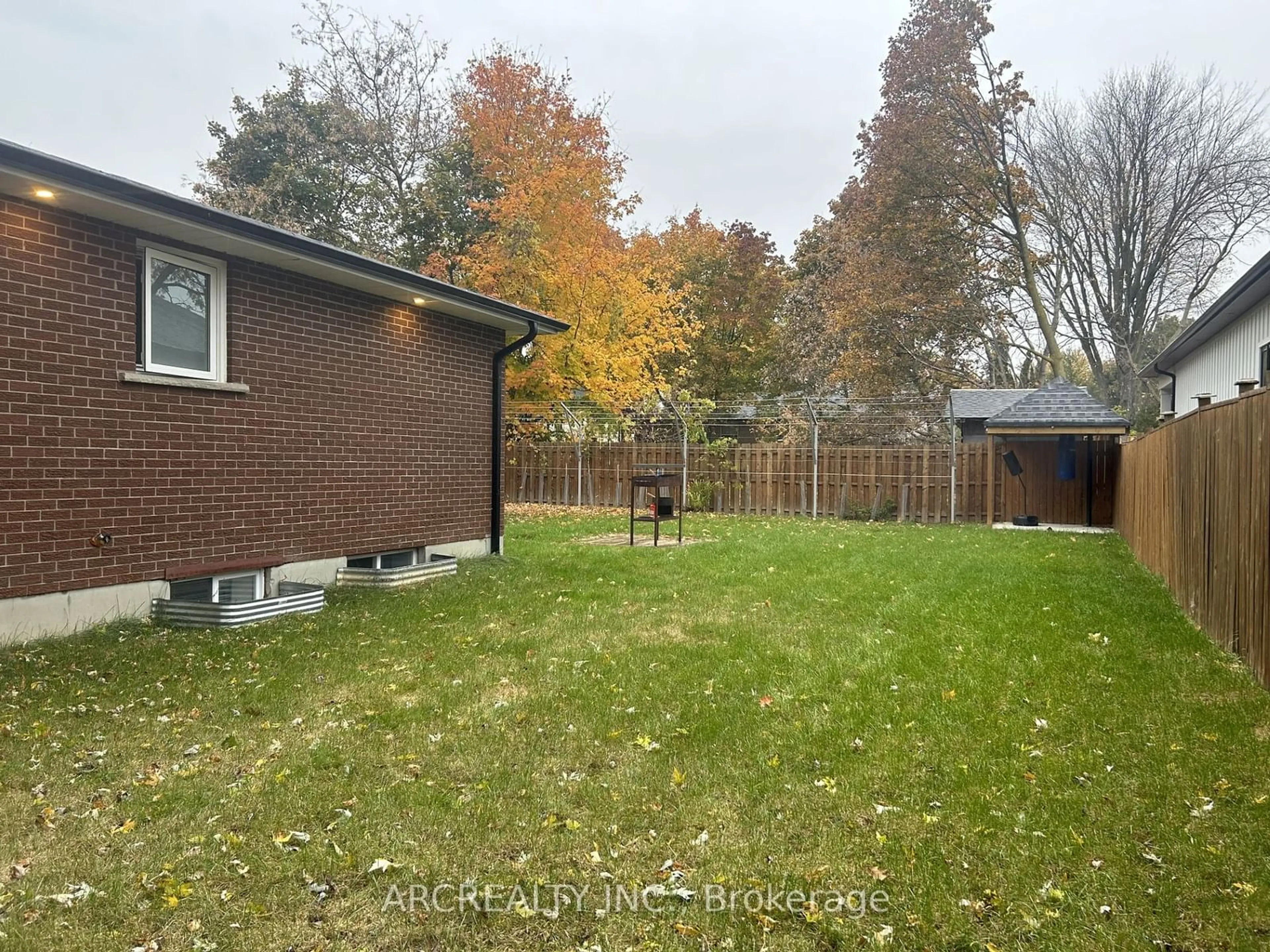 Frontside or backside of a home, the fenced backyard for 119 Wood Lane, Richmond Hill Ontario L4C 4W2