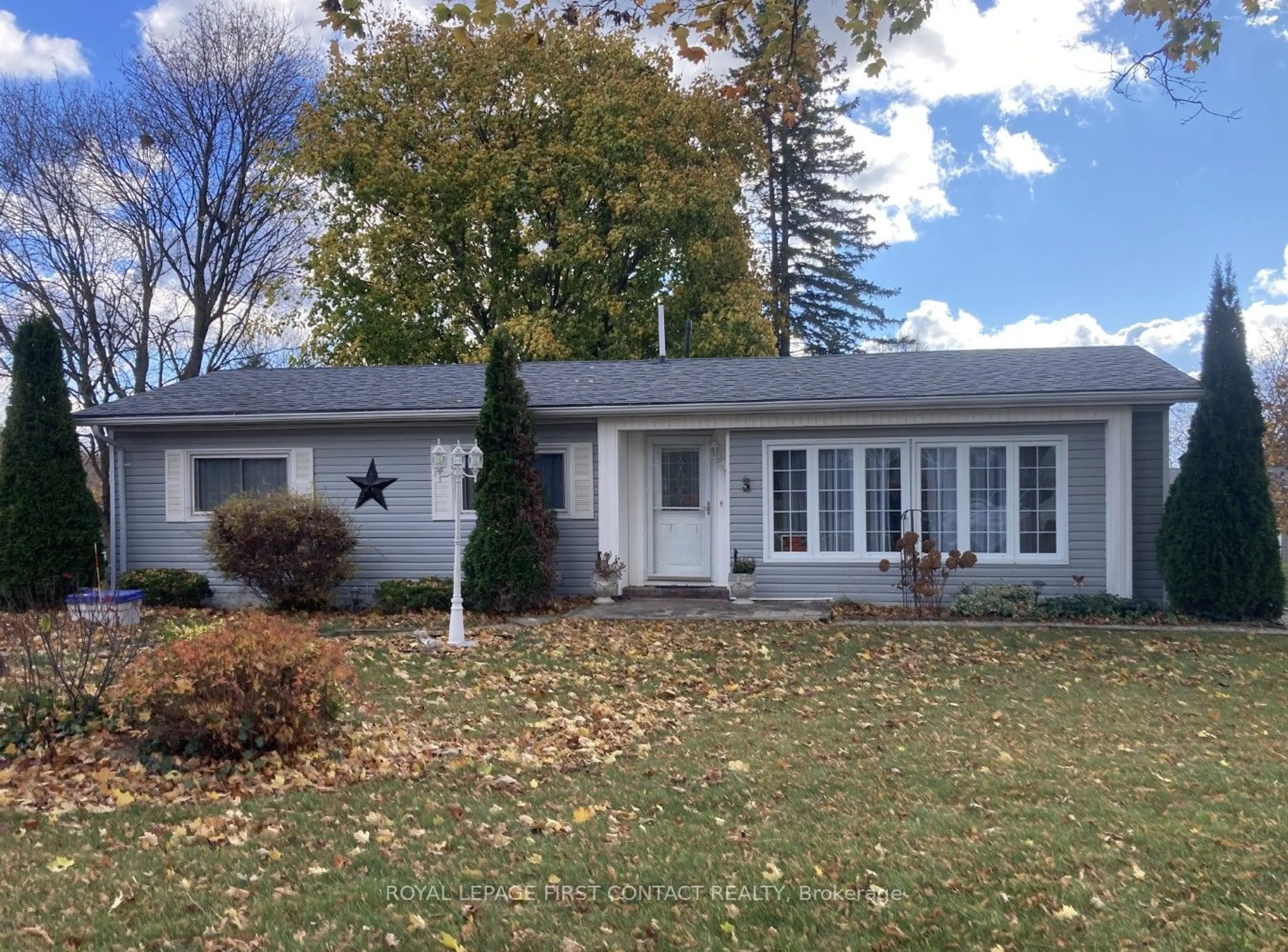 Home with vinyl exterior material for 3 Green Glade Crt, Innisfil Ontario L9S 1P3