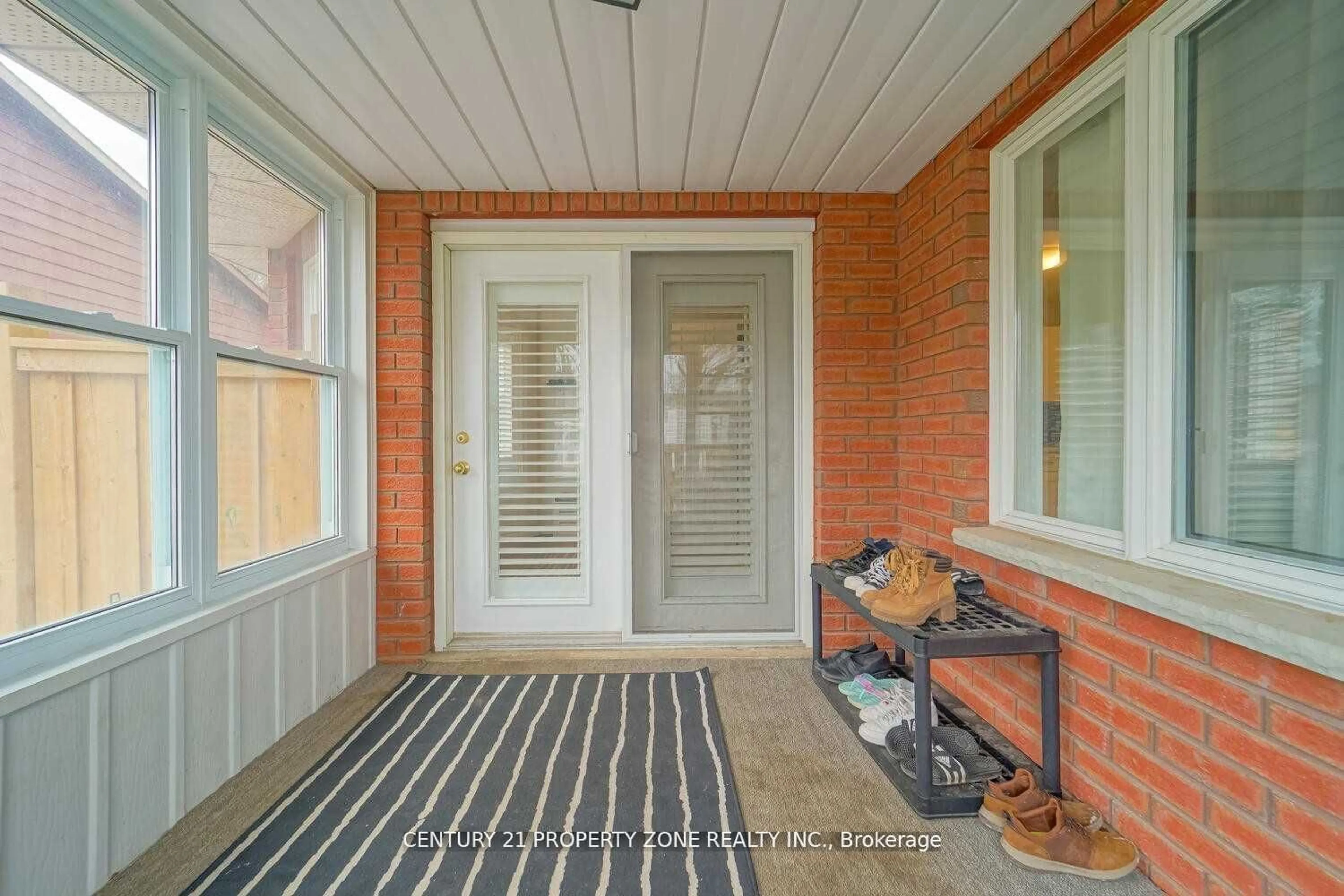 Indoor entryway, wood floors for 131 Frederick St, Bradford West Gwillimbury Ontario L3Z 1P7