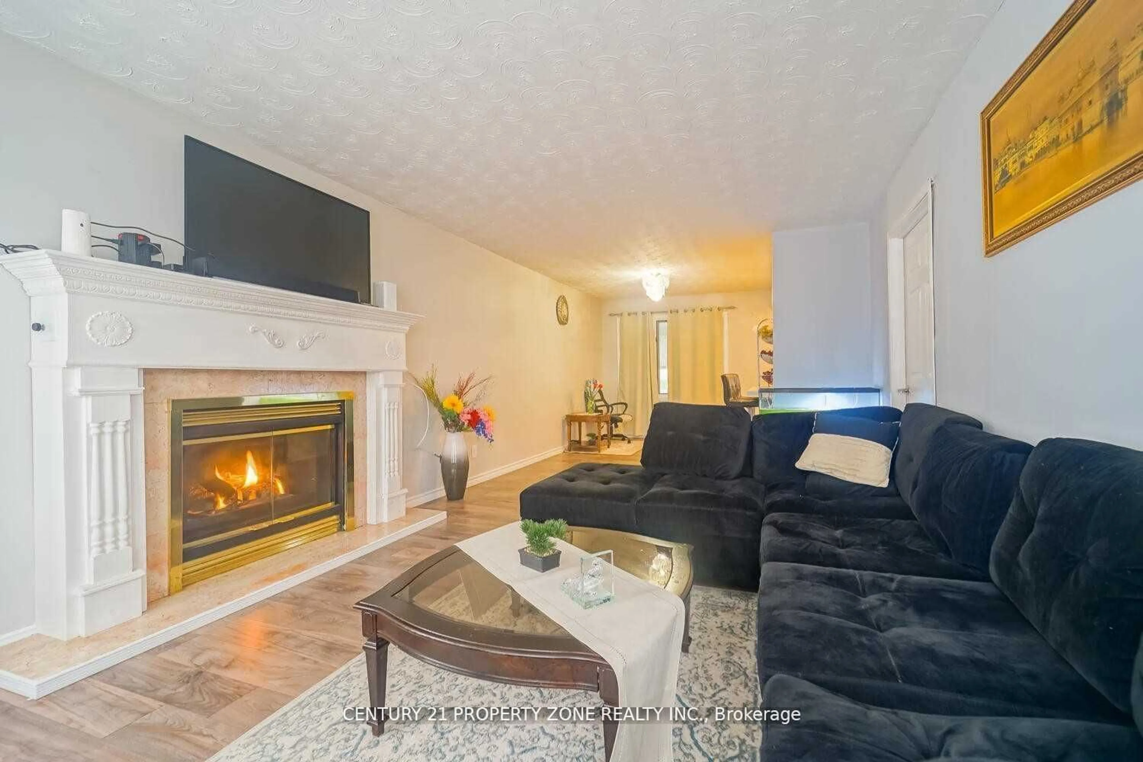 Living room, carpet floors for 131 Frederick St, Bradford West Gwillimbury Ontario L3Z 1P7