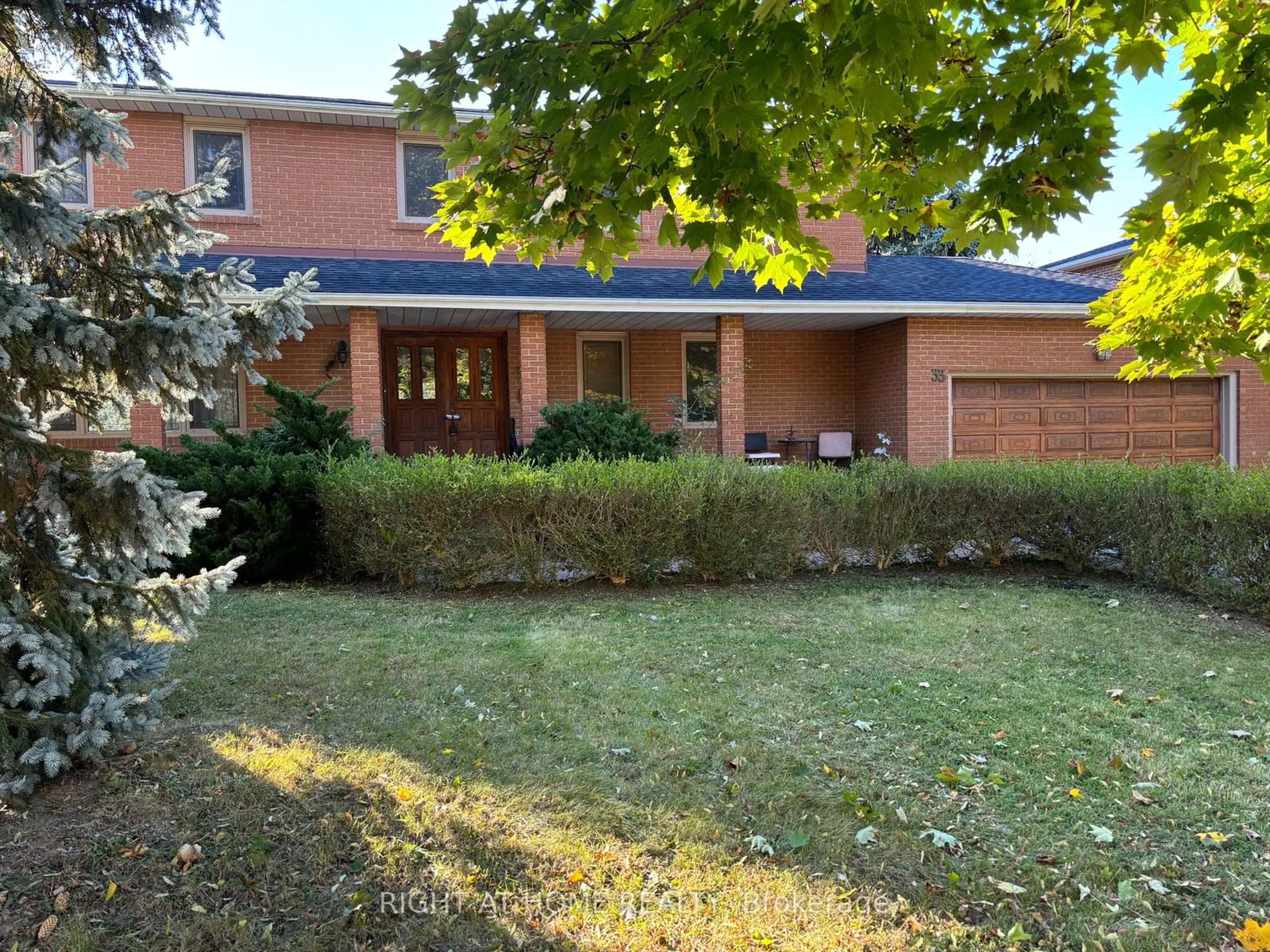 Frontside or backside of a home, cottage for 33 Sunnywood Cres, Richmond Hill Ontario L4C 6W2