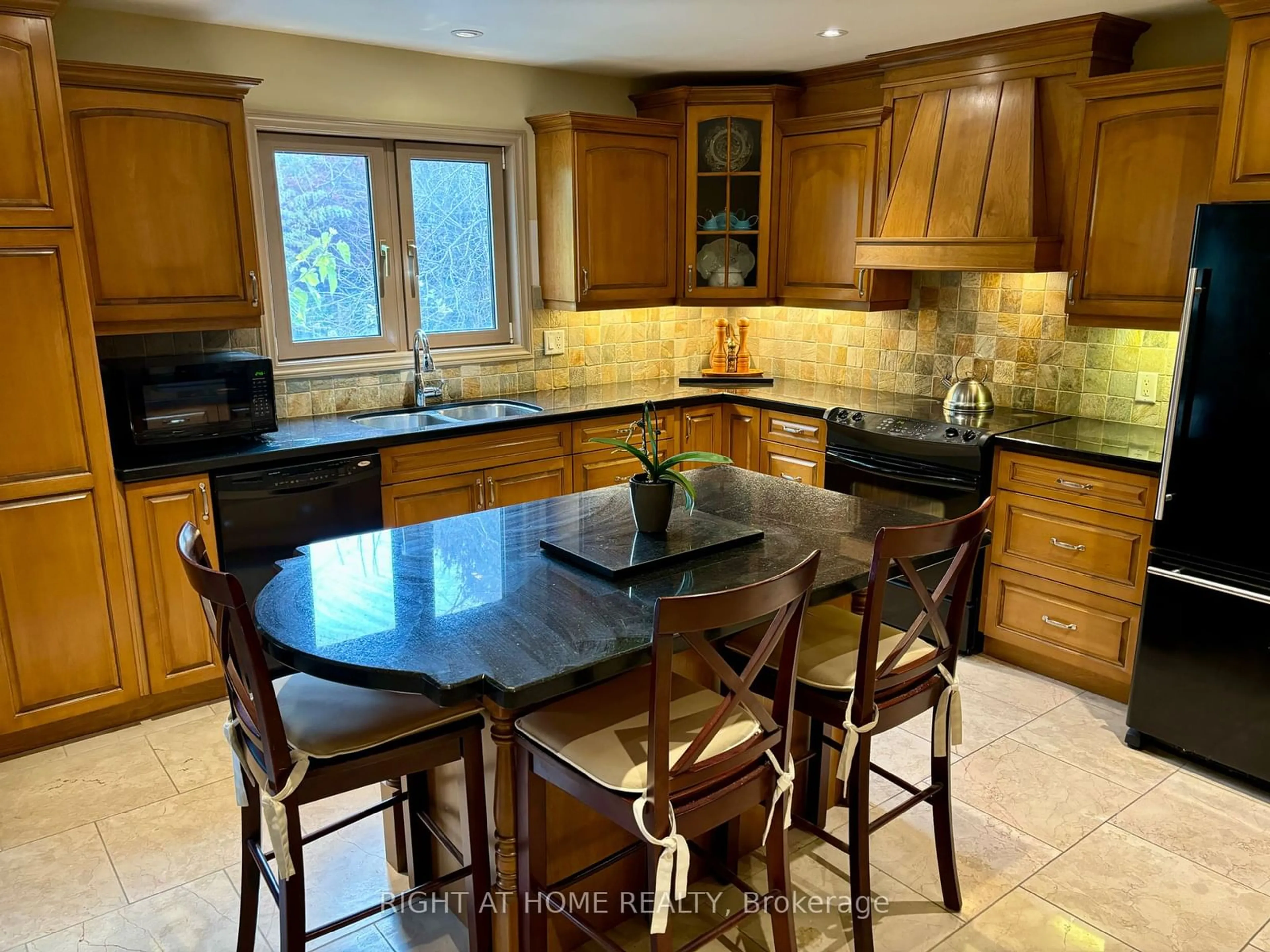 Open concept kitchen for 33 Sunnywood Cres, Richmond Hill Ontario L4C 6W2