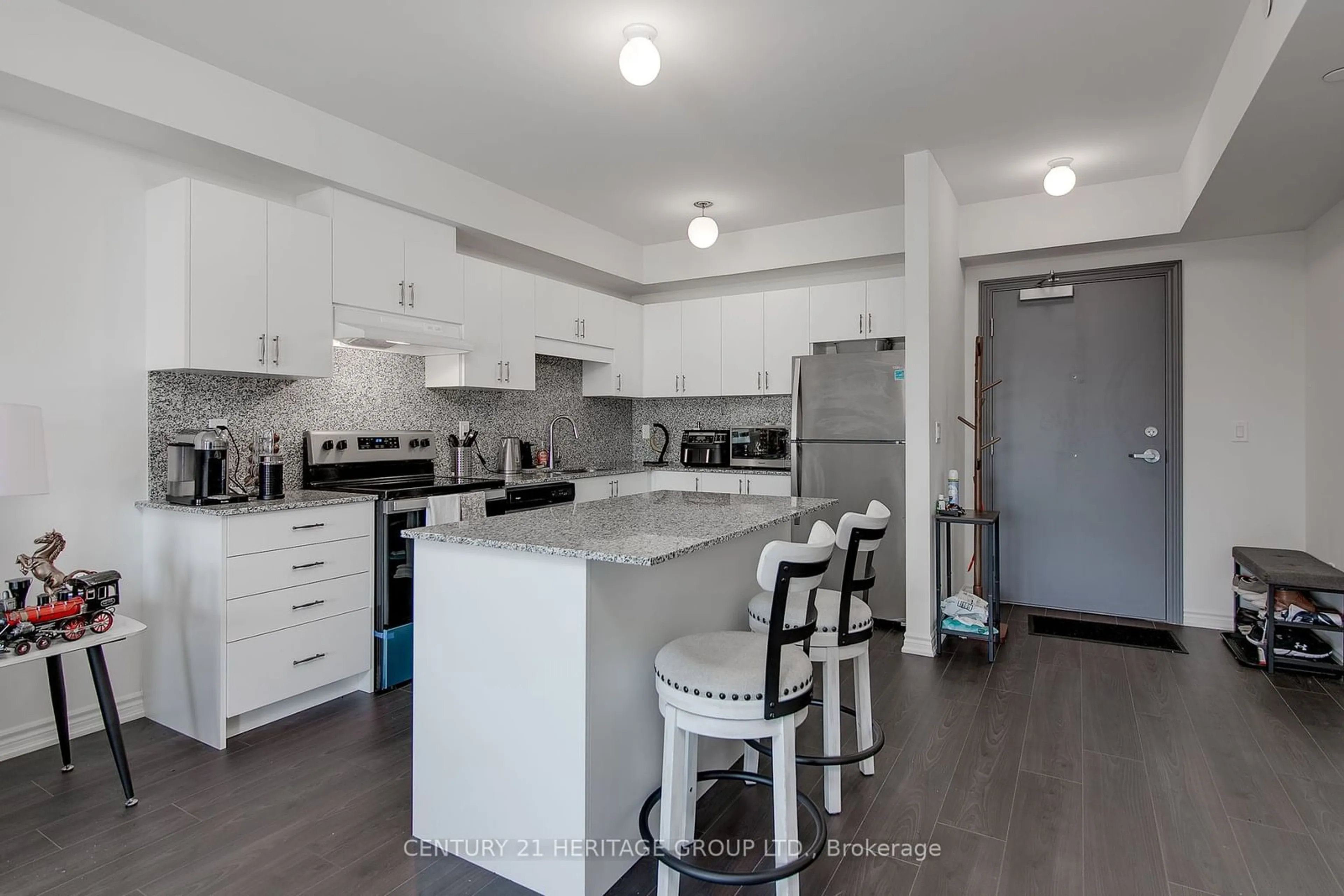 Open concept kitchen for 110 Grew Blvd #408, Georgina Ontario L0E 1L0