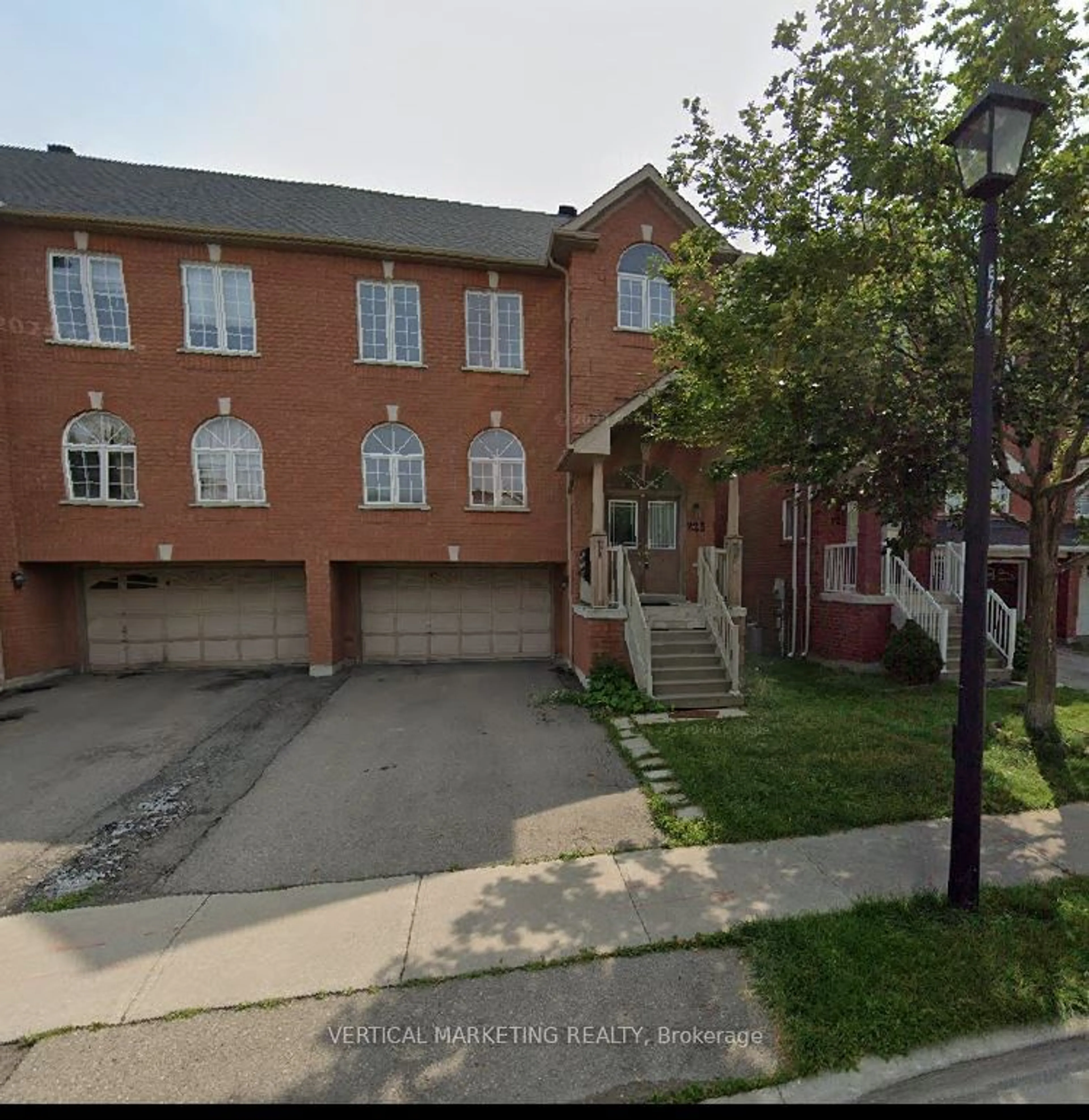 A pic from exterior of the house or condo, the street view for 225 Knapton Dr, Newmarket Ontario L3X 3B6