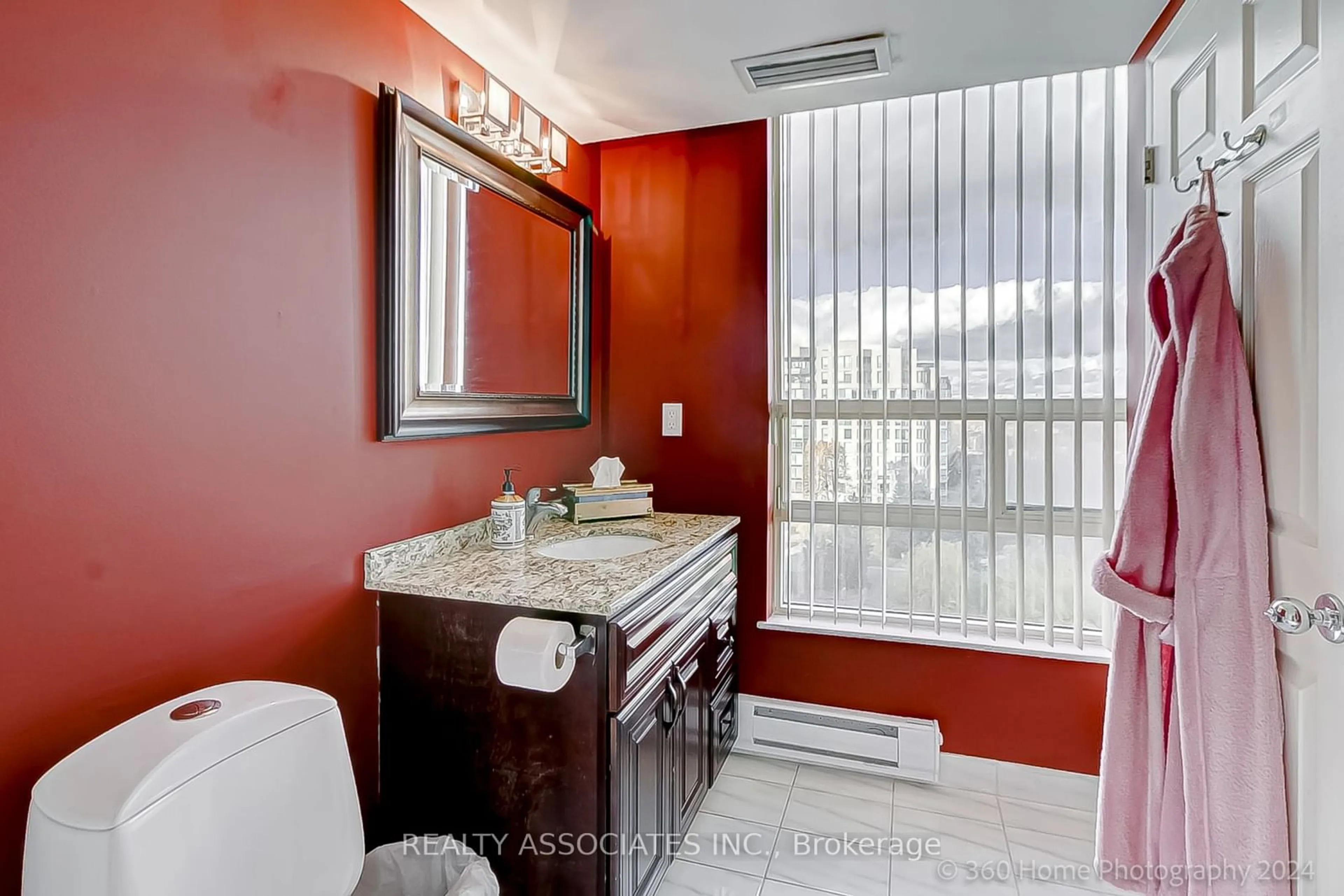 Standard bathroom, ceramic floors for 7805 Bayview Ave #1011, Markham Ontario L3T 7N1