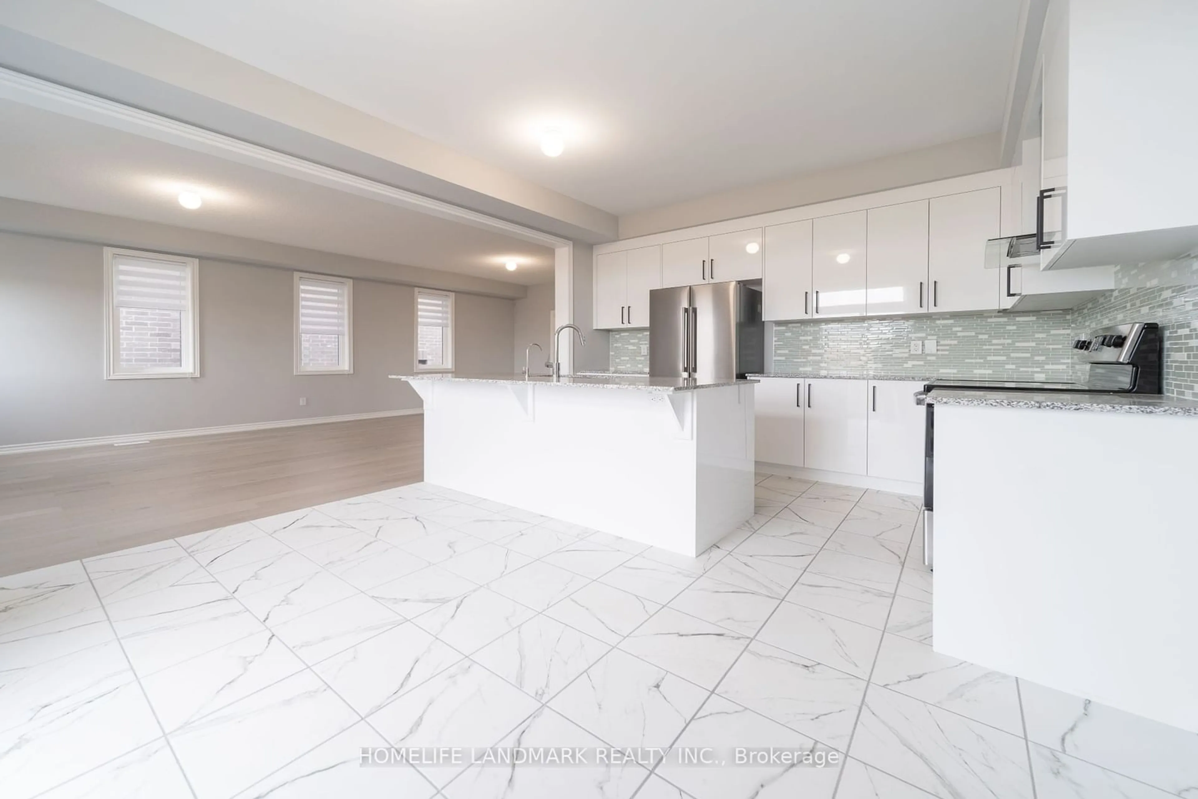 Open concept kitchen for 30 Betty May Cres, East Gwillimbury Ontario L0G 1R0