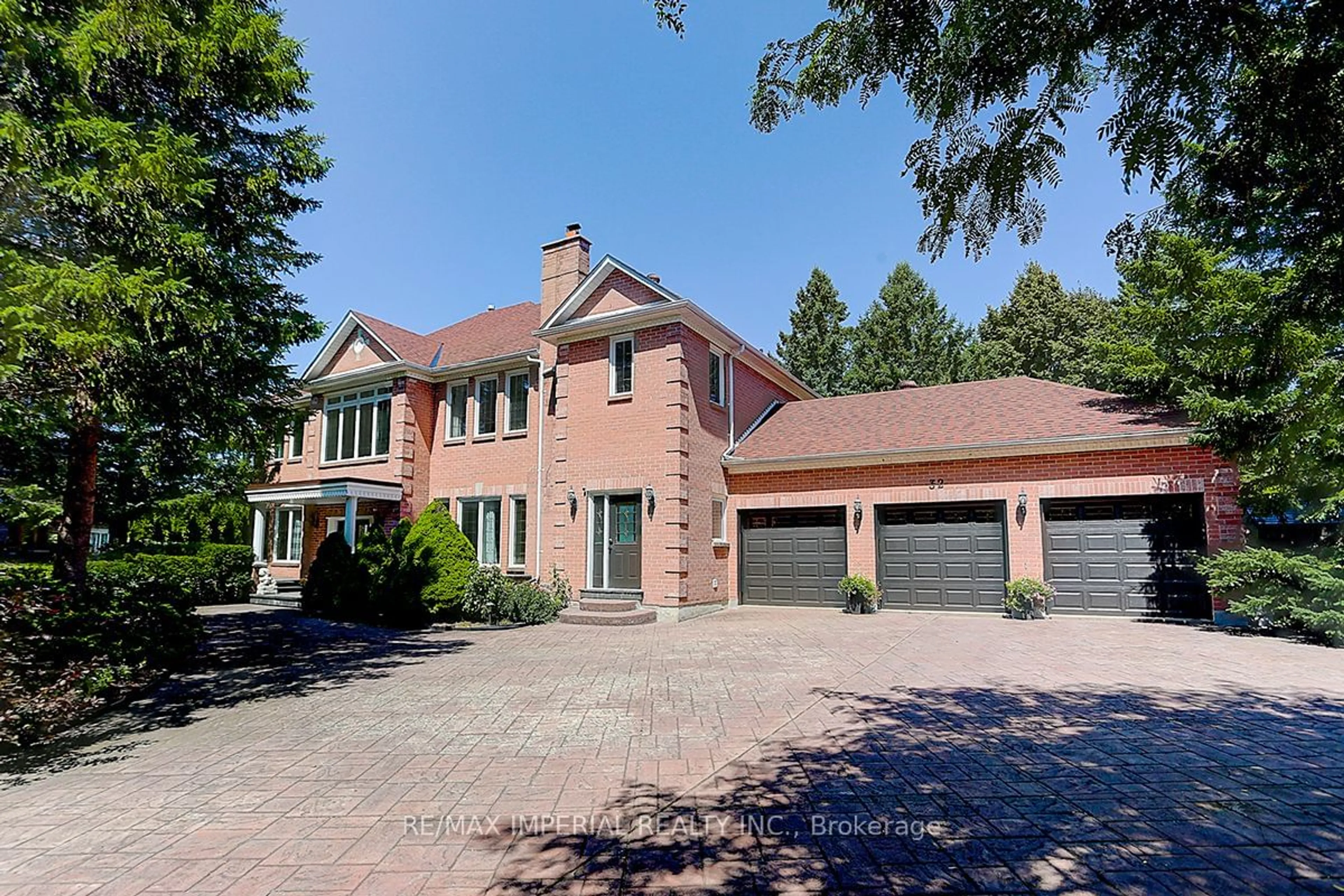 Home with brick exterior material for 32 Stonegate St, Whitchurch-Stouffville Ontario L4A 3C1