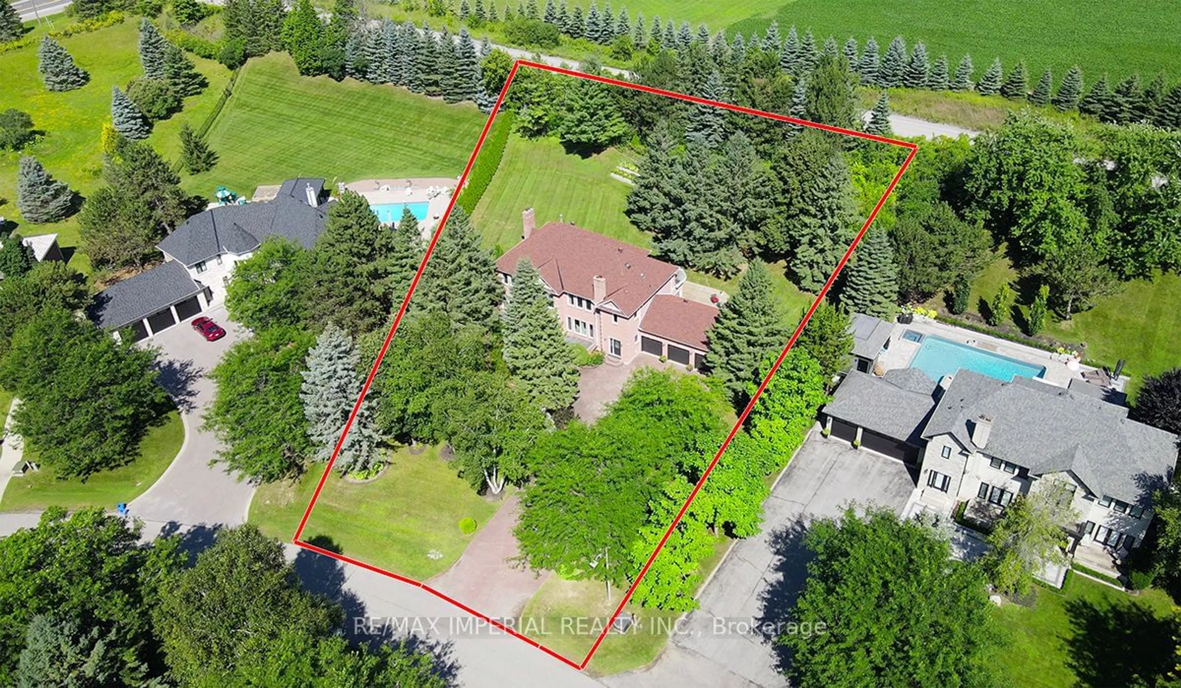 A pic from exterior of the house or condo, the fenced backyard for 32 Stonegate St, Whitchurch-Stouffville Ontario L4A 2C1