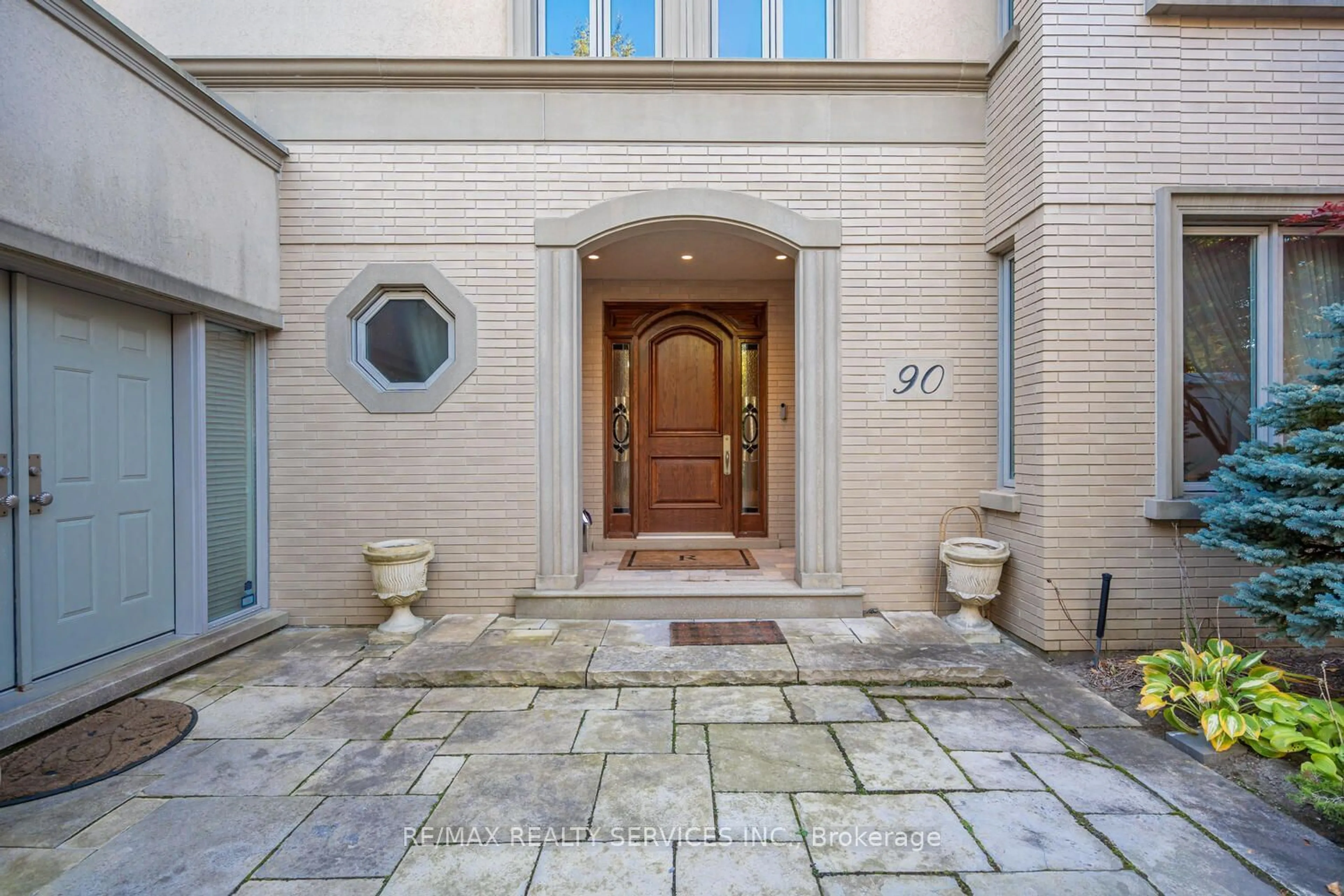 Indoor entryway, ceramic floors for 90 Humberview Dr, Vaughan Ontario L4H 1B5