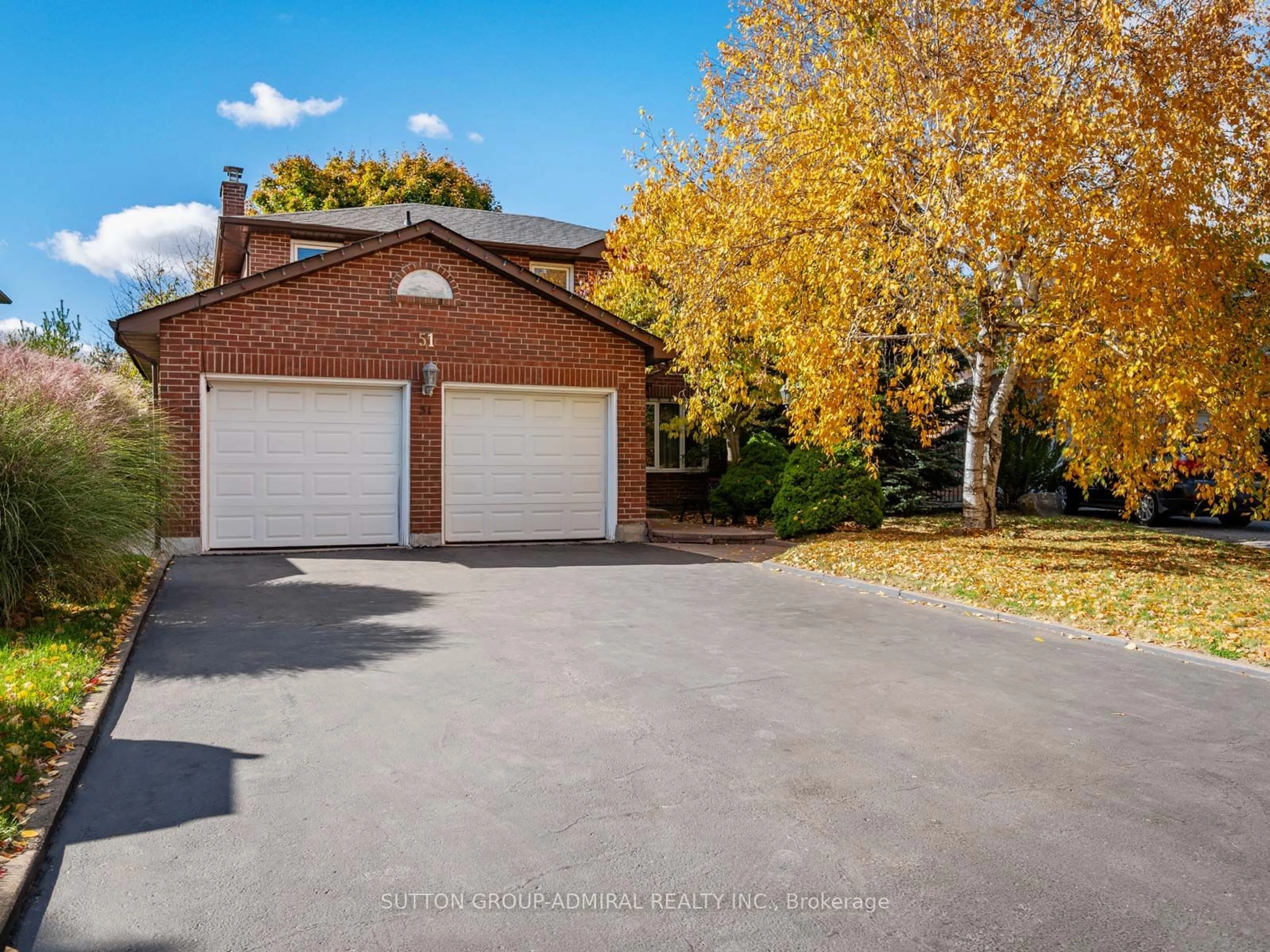 Frontside or backside of a home, the street view for 51 Houseman Cres, Richmond Hill Ontario L4C 7R9