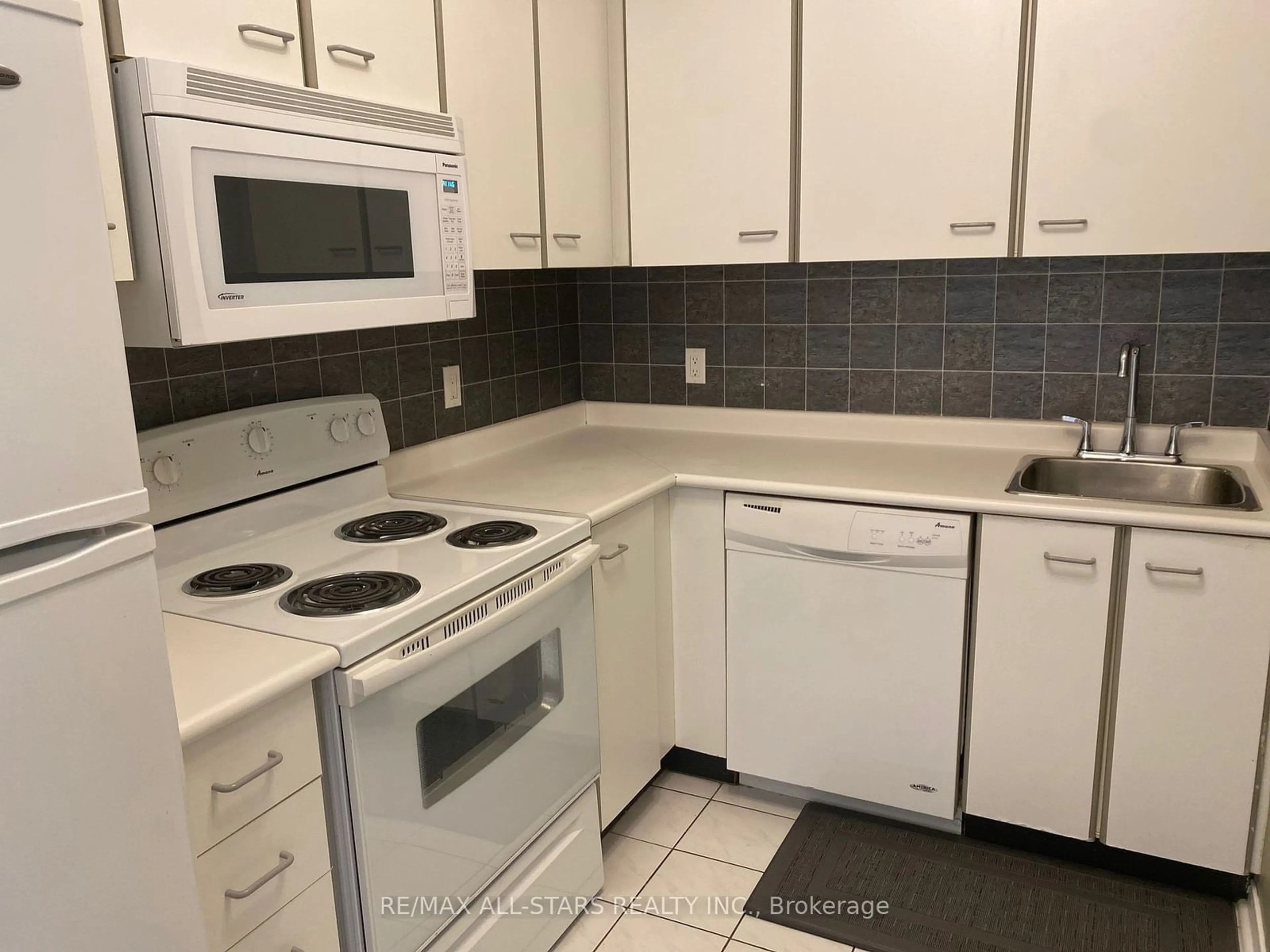 Standard kitchen for 155 Riverglen Dr #215, Georgina Ontario L4P 3M3