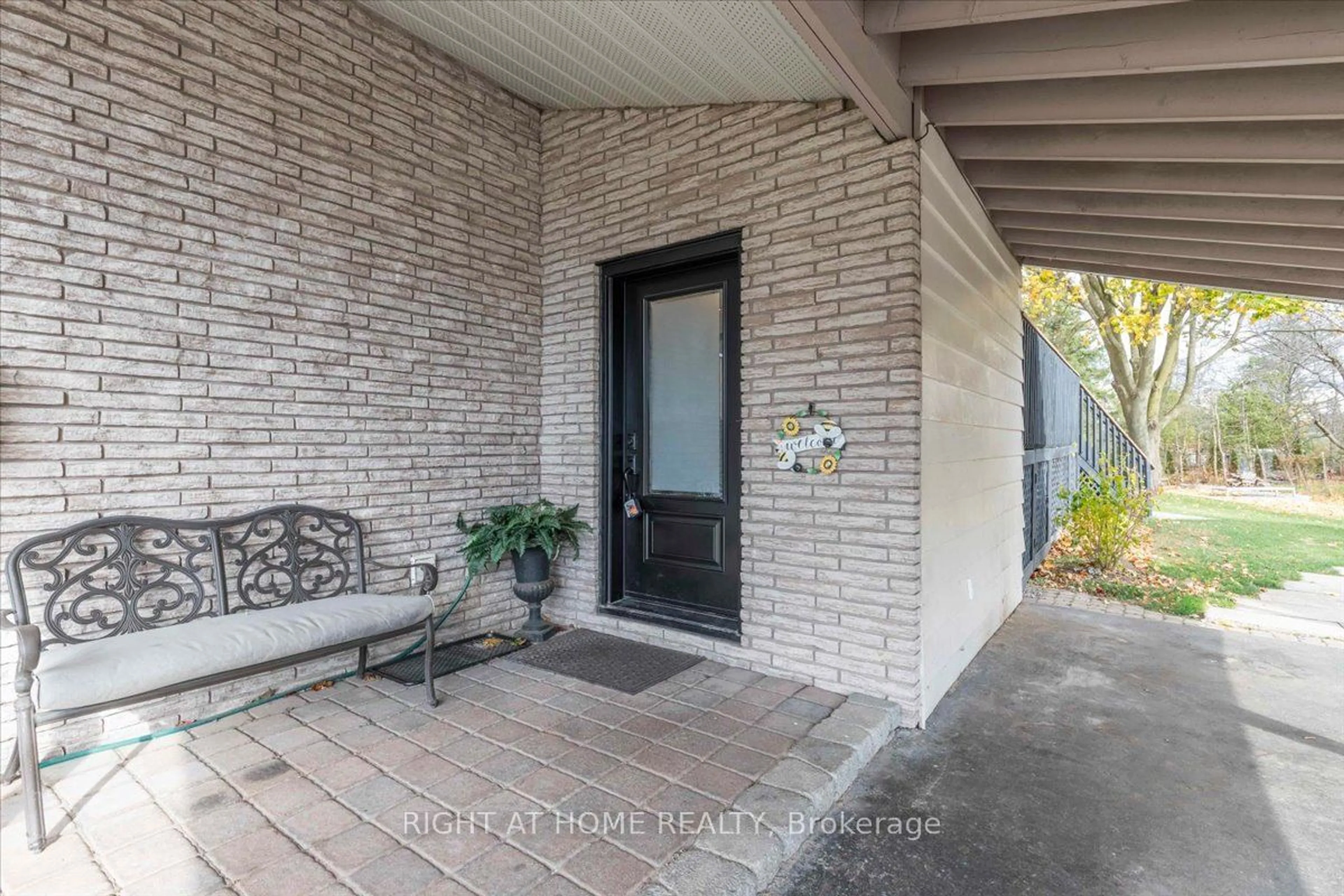 Indoor entryway, cement floor for 2263 25th Sdrd, Innisfil Ontario L9S 2E5