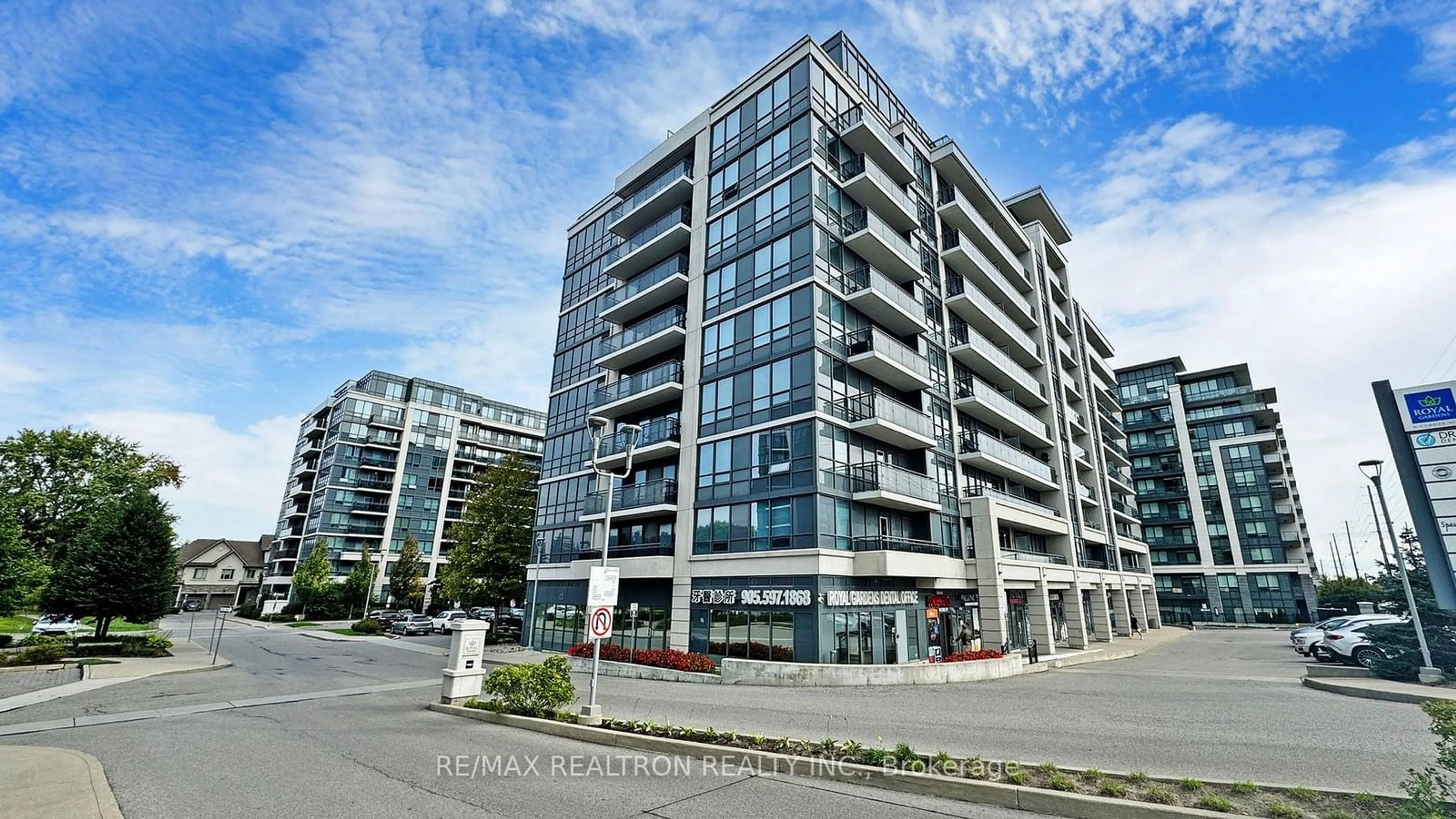 A pic from exterior of the house or condo, the street view for 376 Highway 7 #PH09, Richmond Hill Ontario L4B 0C7