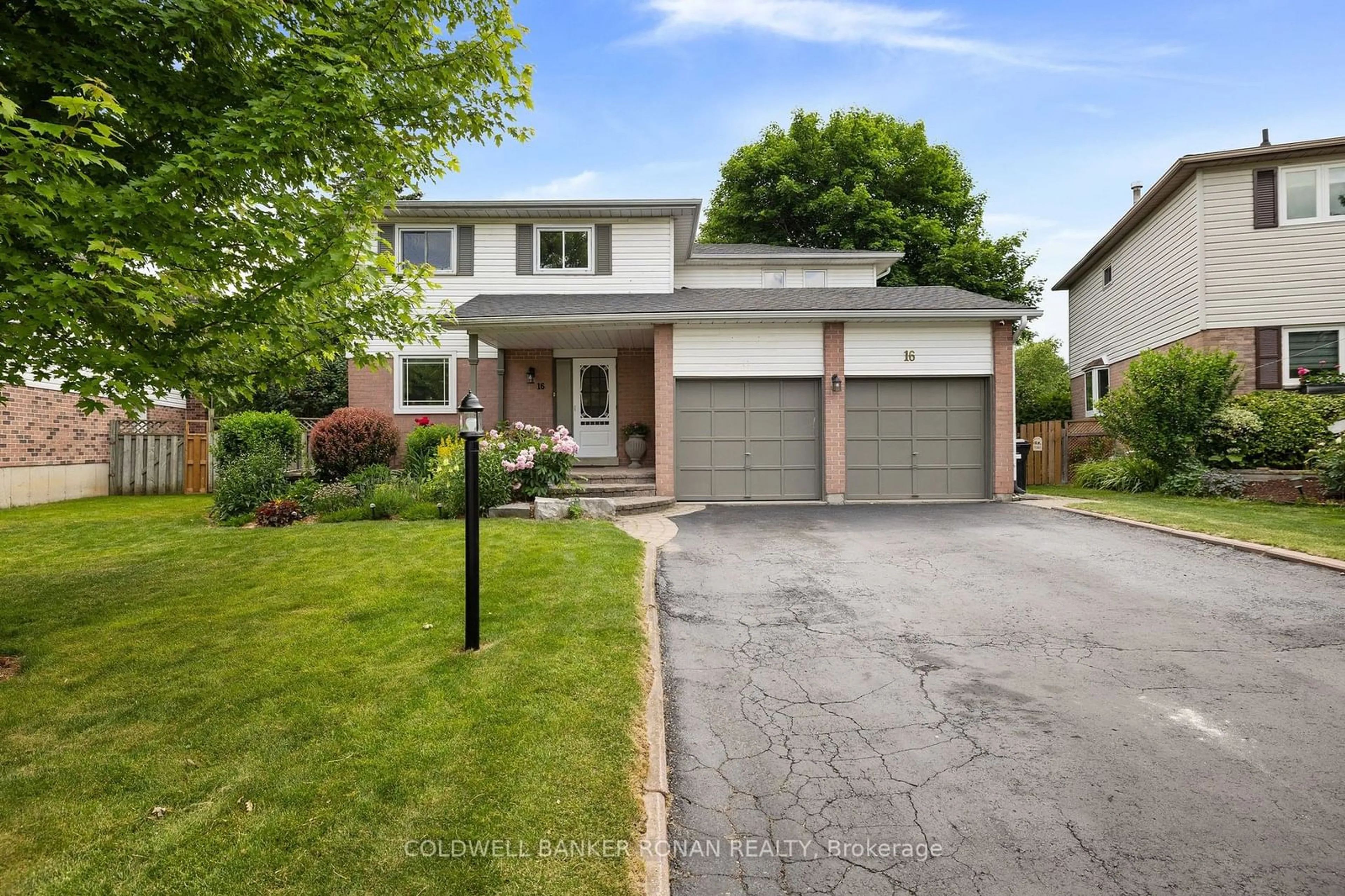 Frontside or backside of a home, the street view for 16 Metcalf Cres, New Tecumseth Ontario L0G 1W0