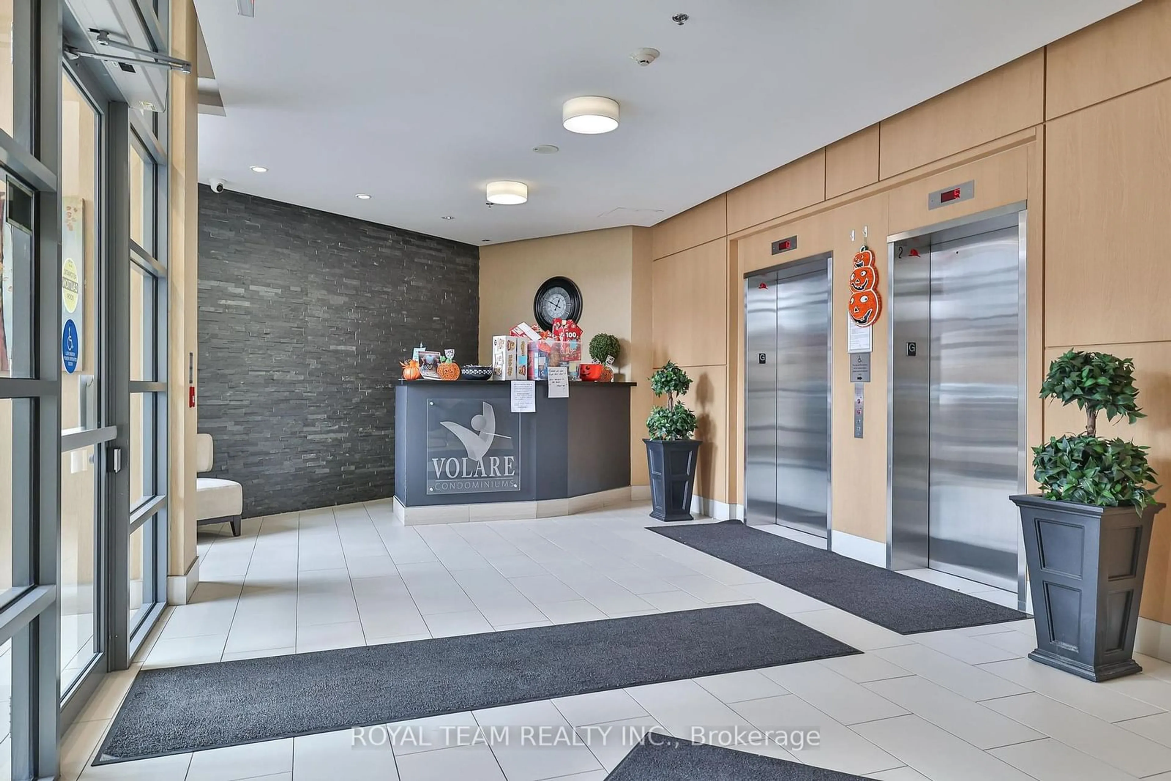 Indoor lobby for 7730 Kipling Ave #905, Vaughan Ontario L4L 1Y9