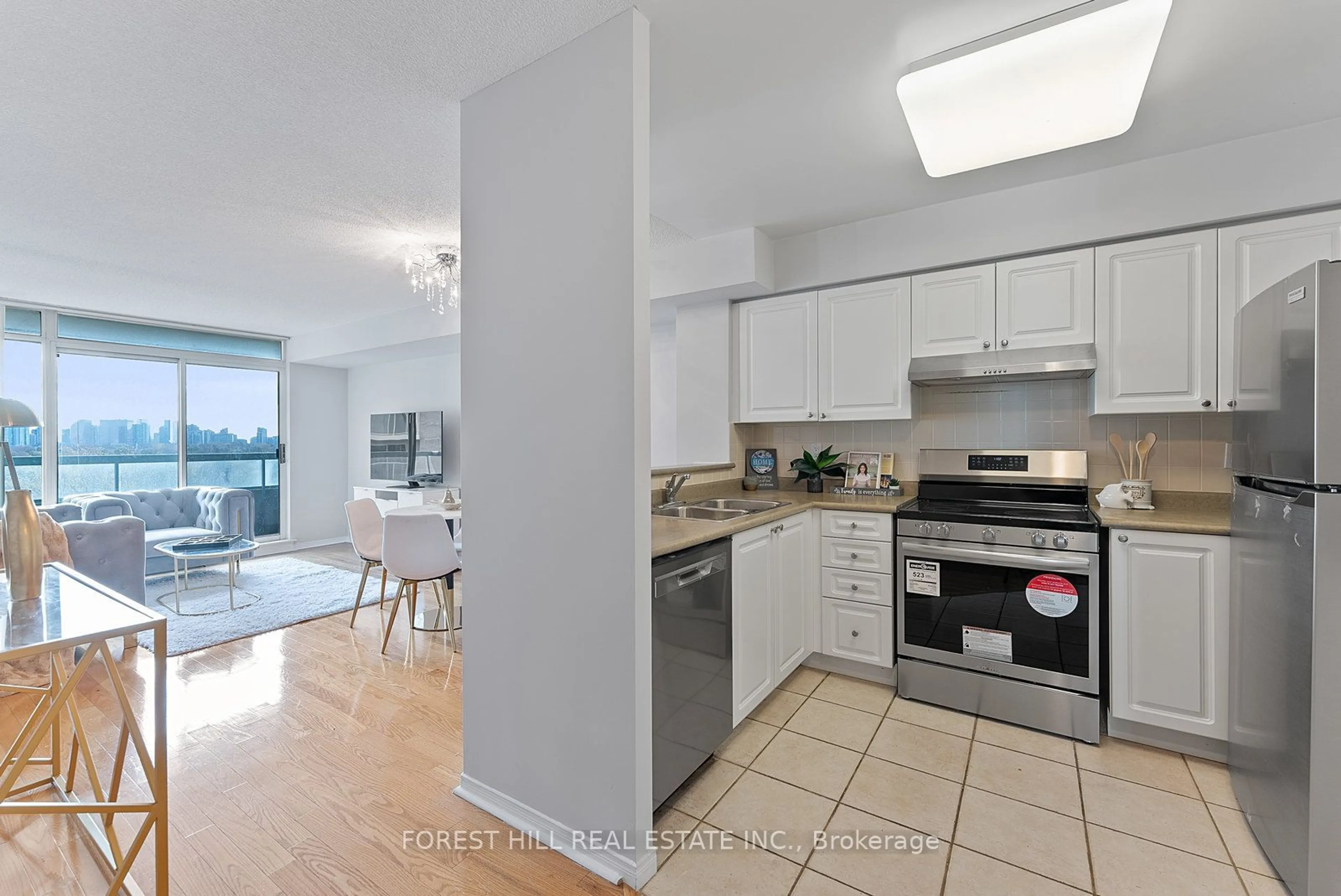 Open concept kitchen for 5 Emerald Lane #Ph403, Vaughan Ontario L4J 8P7