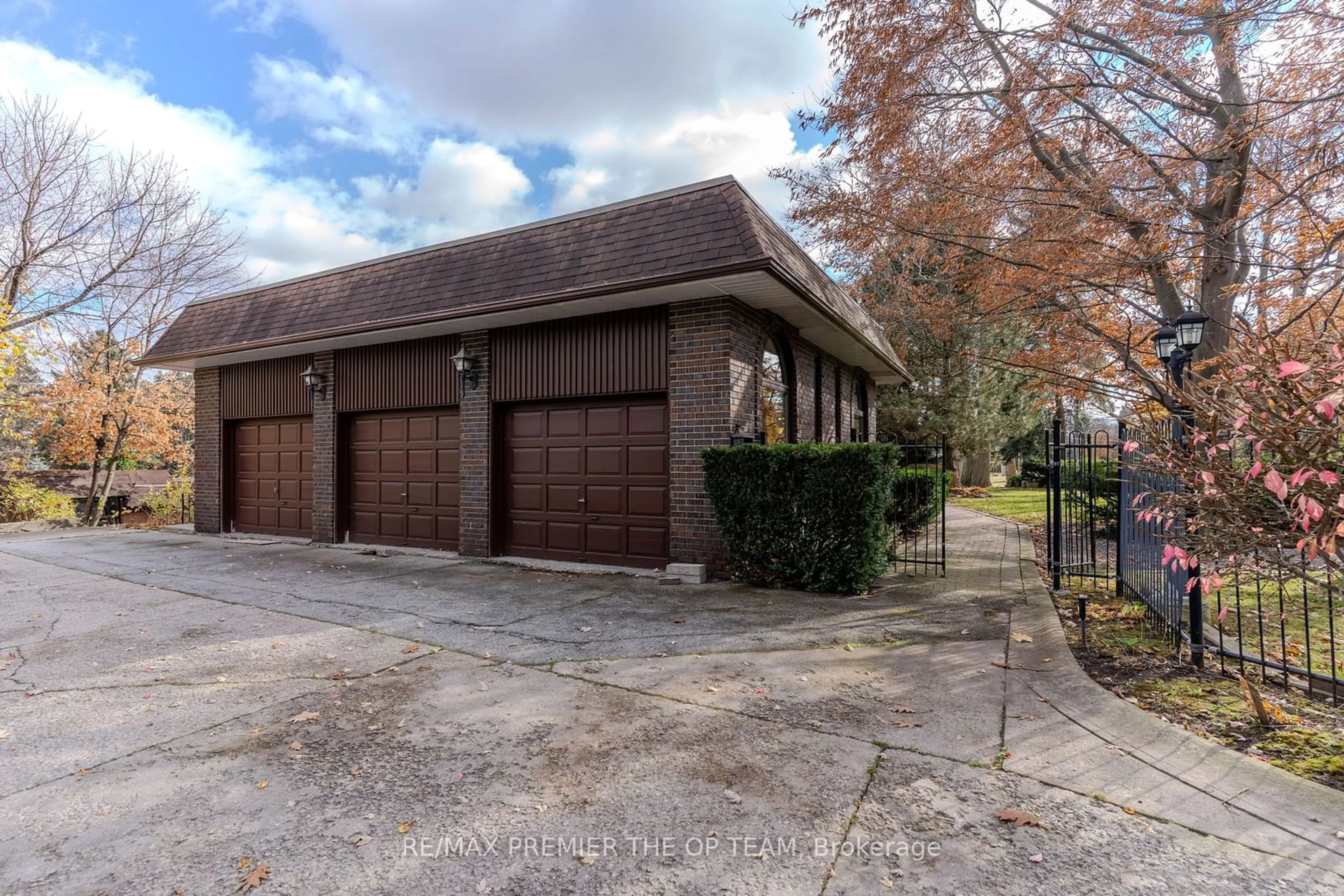 Indoor garage, wood floors for 261 Sylvadene Pkwy, Vaughan Ontario L4L 2M8