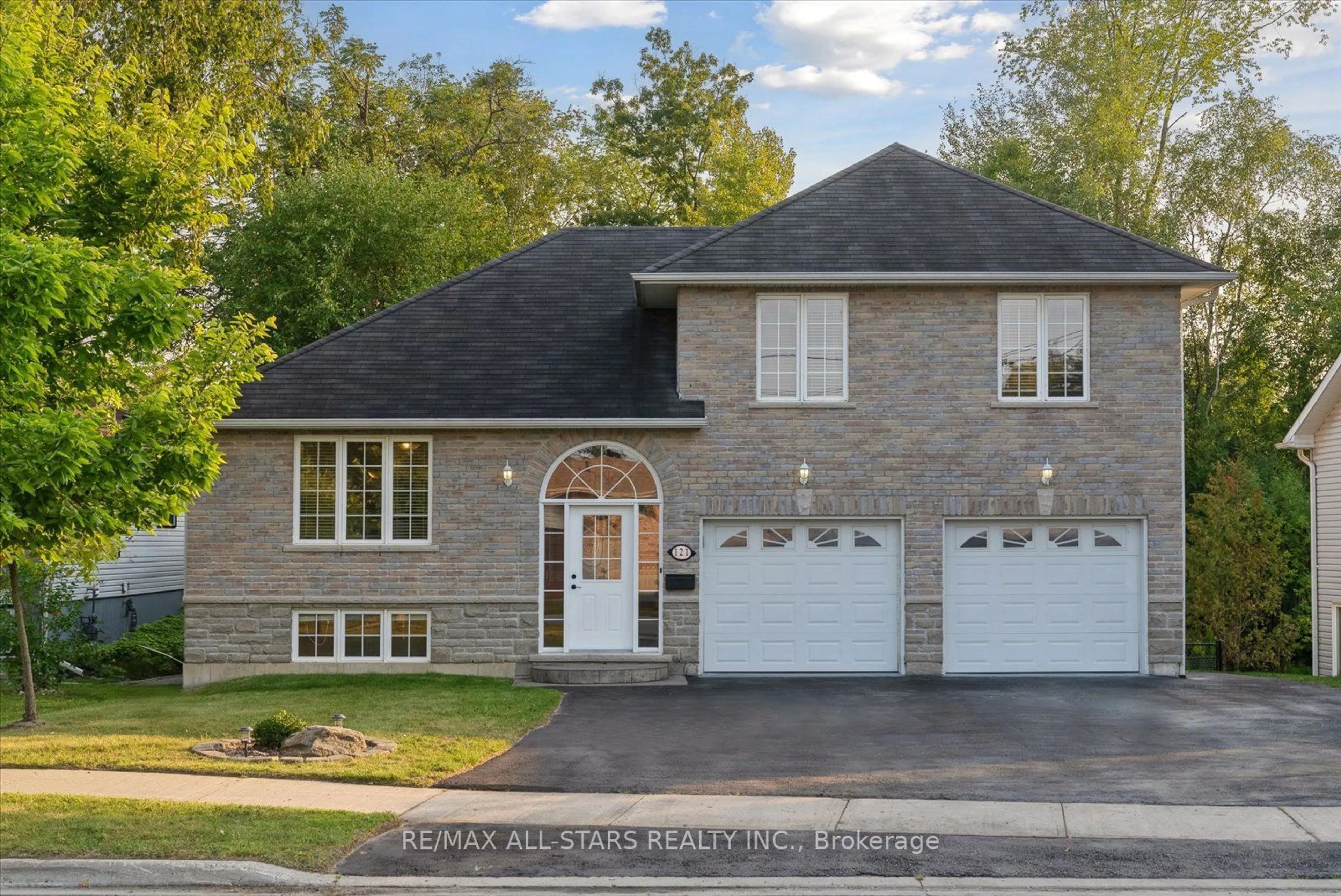 Home with brick exterior material for 121 Riverglen Dr, Georgina Ontario L4P 2R3