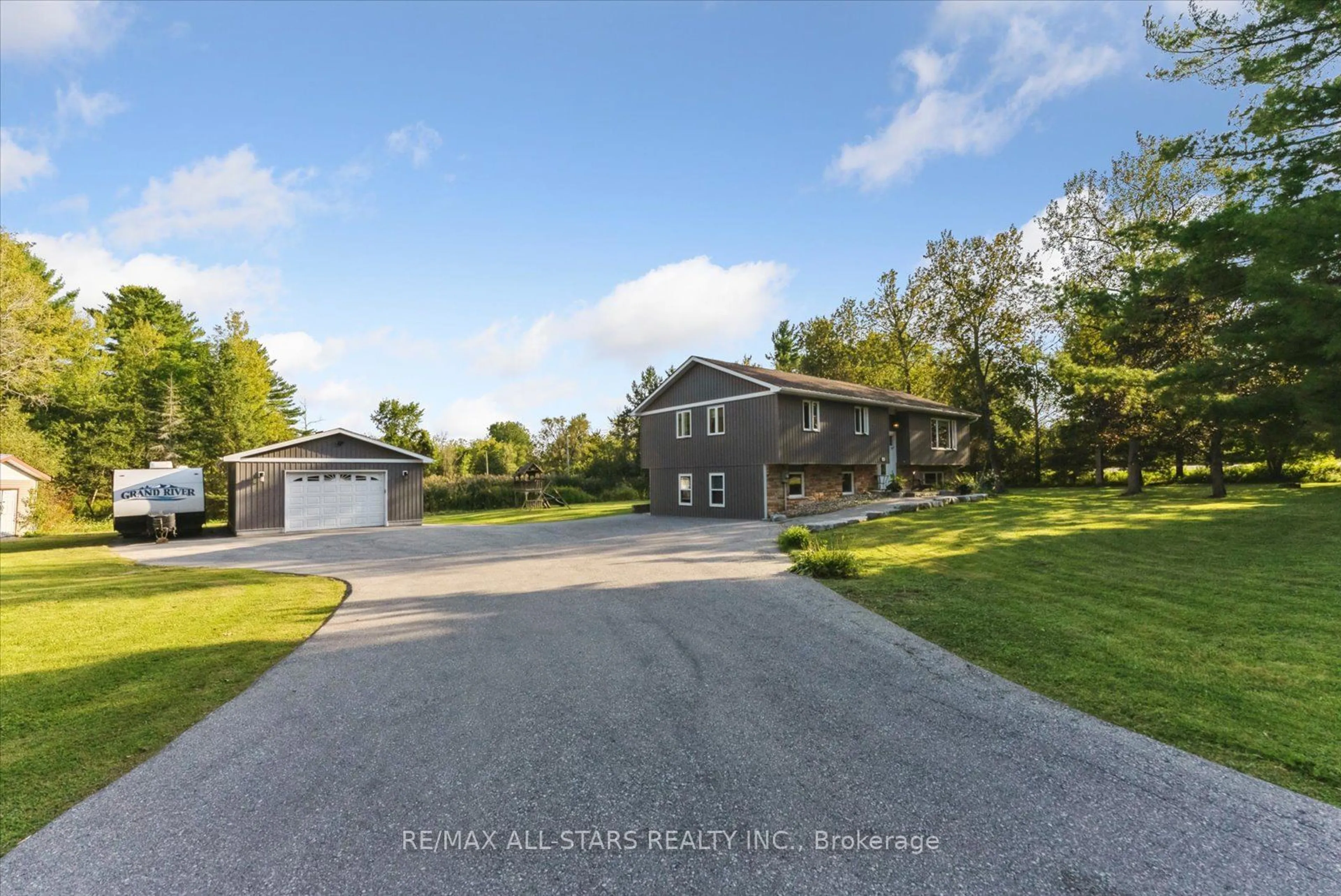 Frontside or backside of a home, the street view for 100 Pine Post Rd, Georgina Ontario L4P 3C8