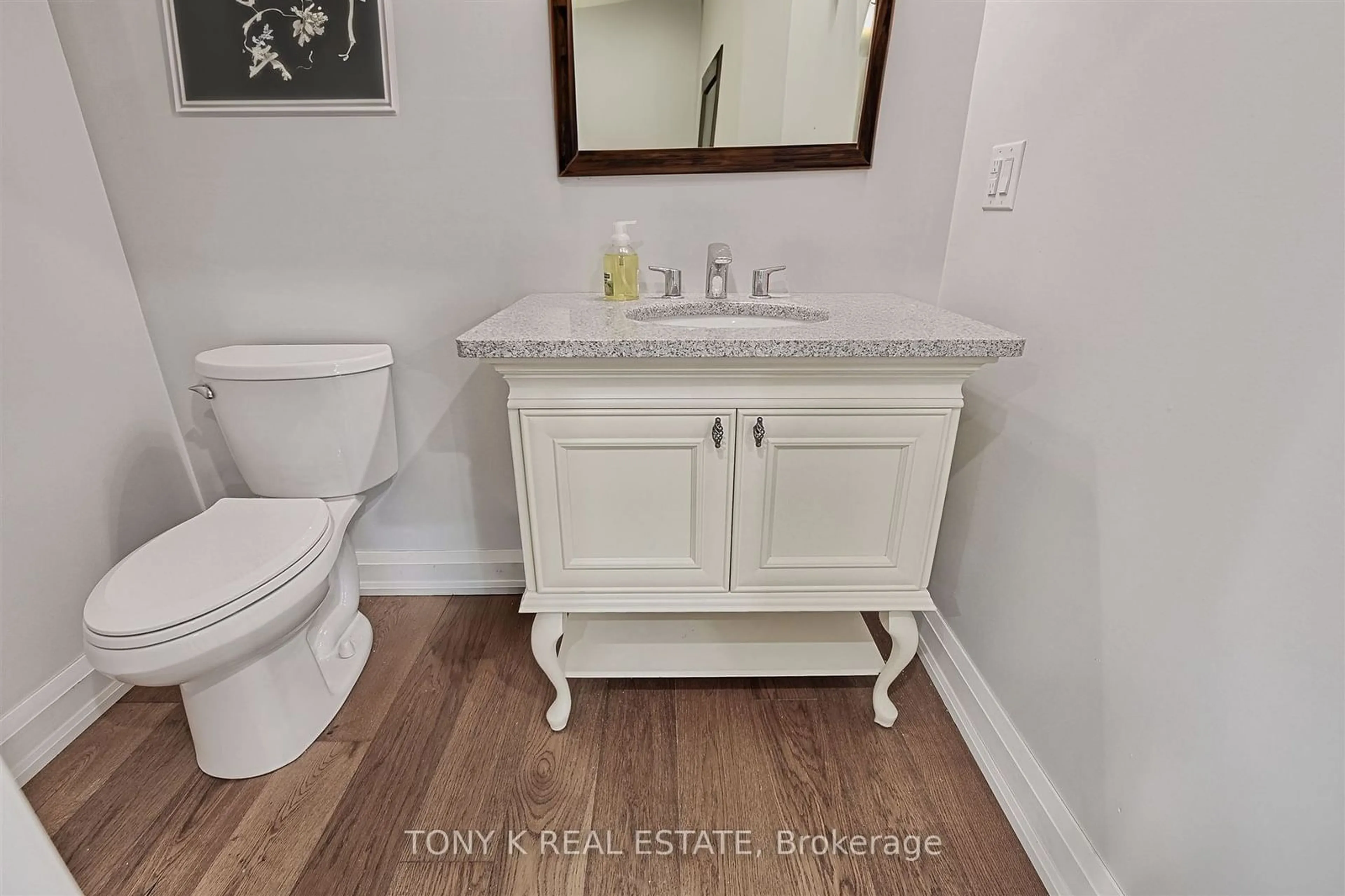 Bathroom, wood floors for 16000 York Durham Line, Whitchurch-Stouffville Ontario L4A 7X4