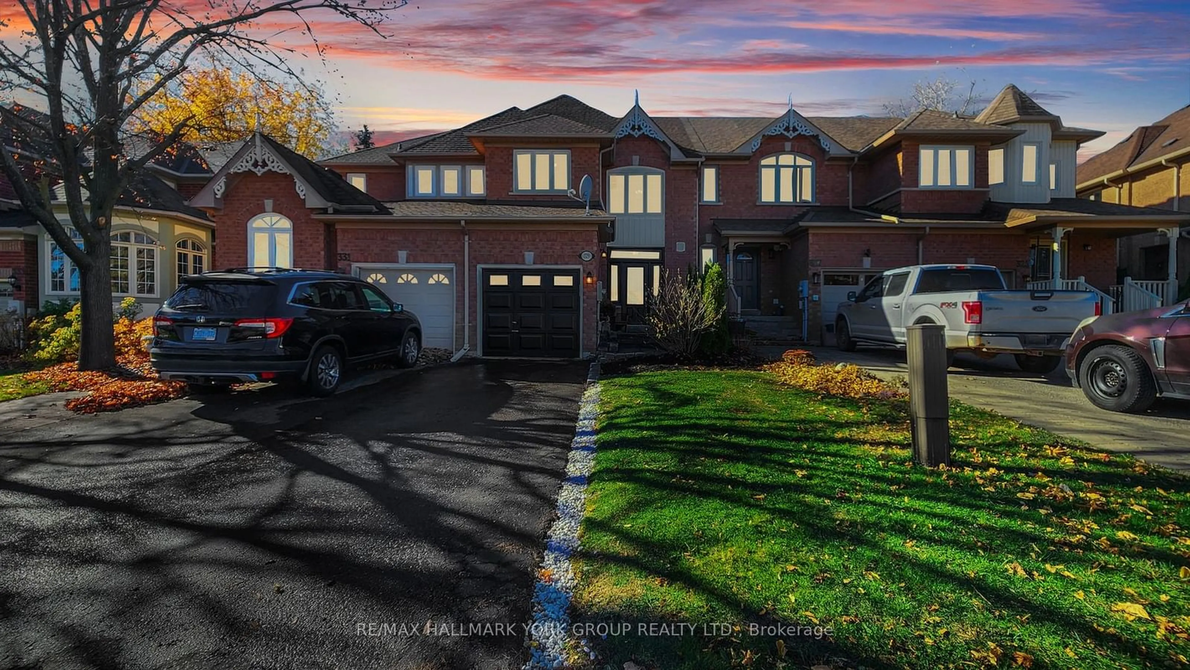 A pic from exterior of the house or condo, the street view for 329 Warner Cres, Newmarket Ontario L3X 2G7