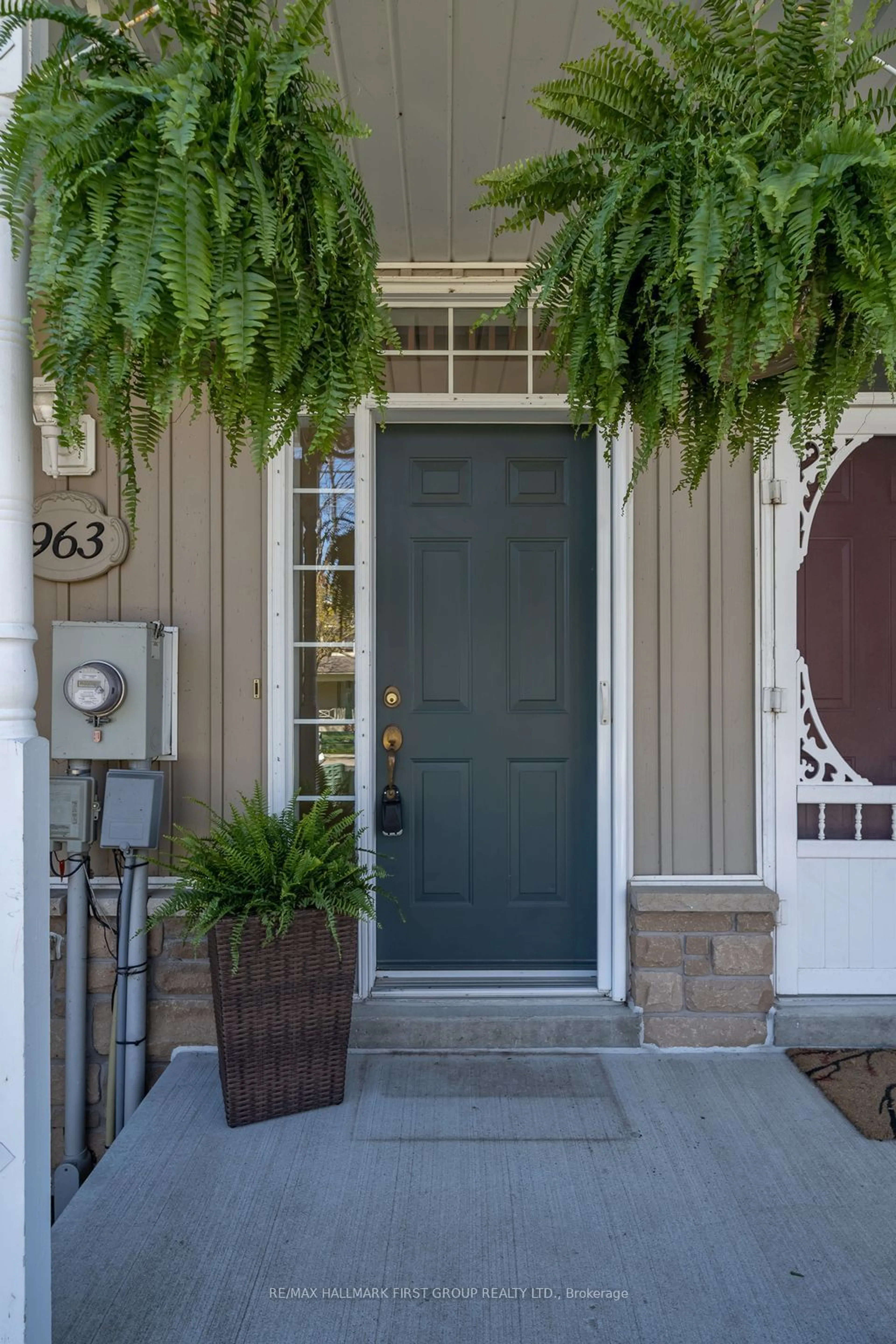 Indoor entryway for 963 Lake Dr, Georgina Ontario L0E 1L0