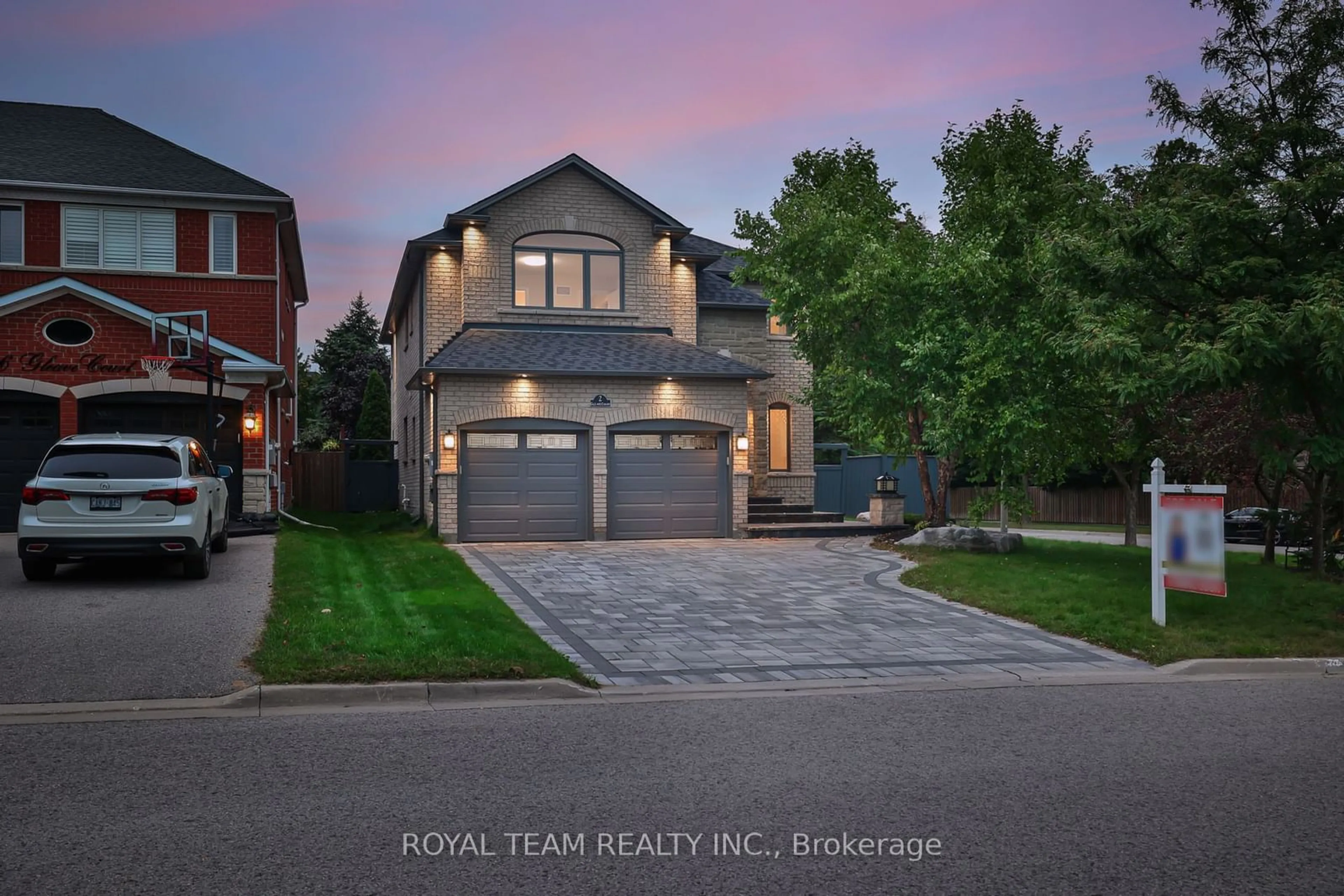 Frontside or backside of a home, the street view for 2 Gleave Crt, Aurora Ontario L4G 7L9