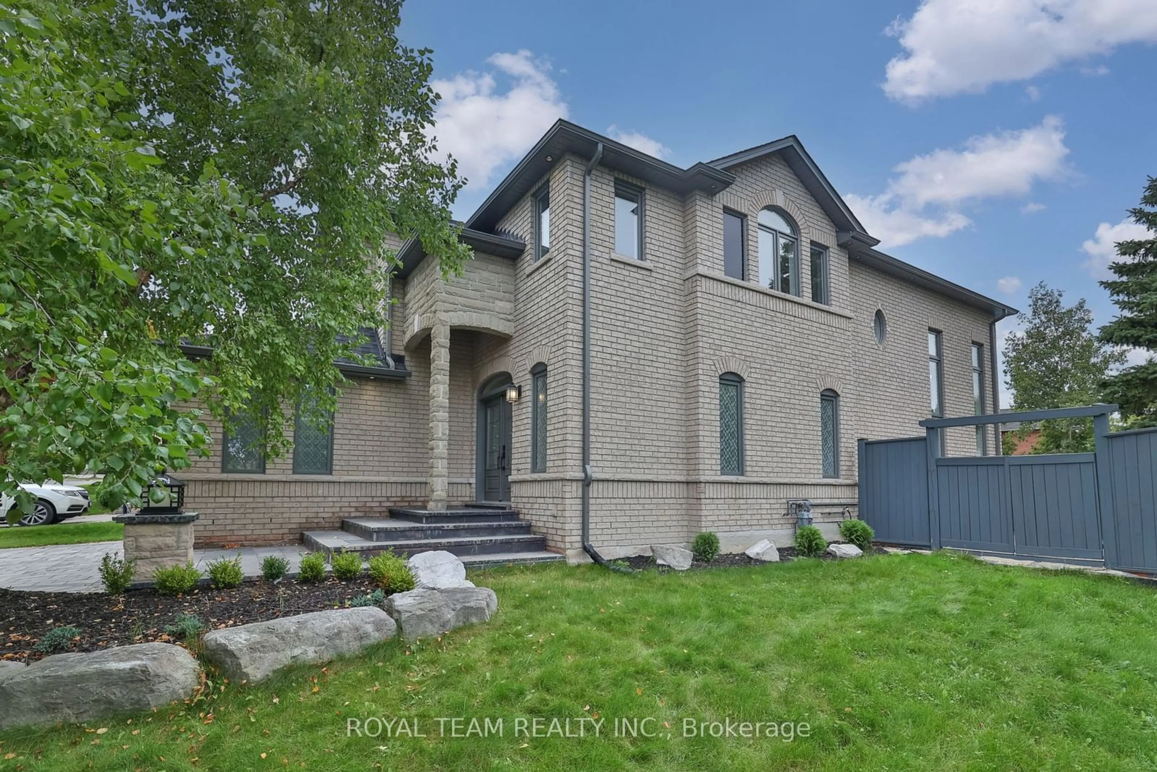 Frontside or backside of a home, the street view for 2 Gleave Crt, Aurora Ontario L4G 7L9