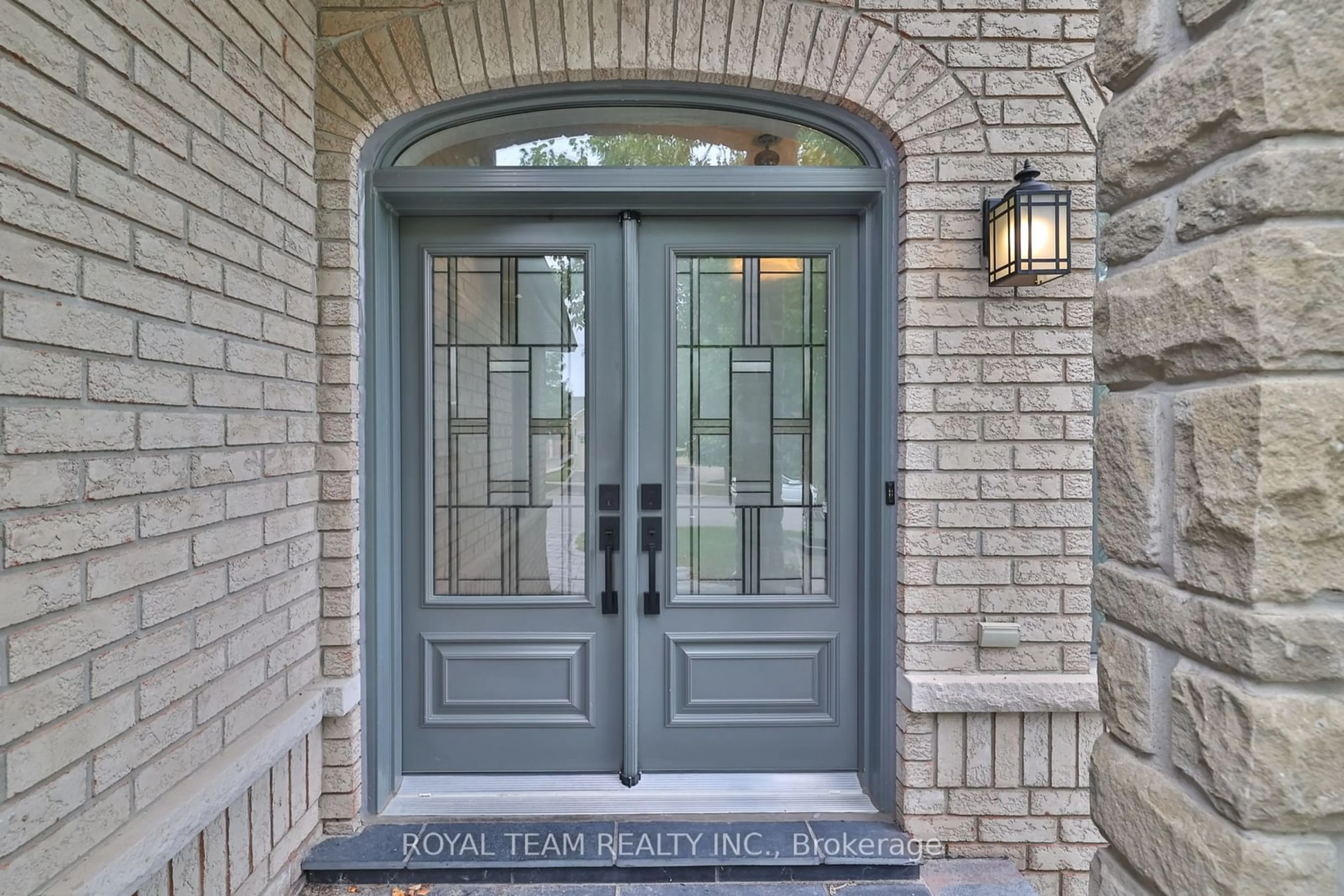 Indoor entryway, wood floors for 2 Gleave Crt, Aurora Ontario L4G 7L9