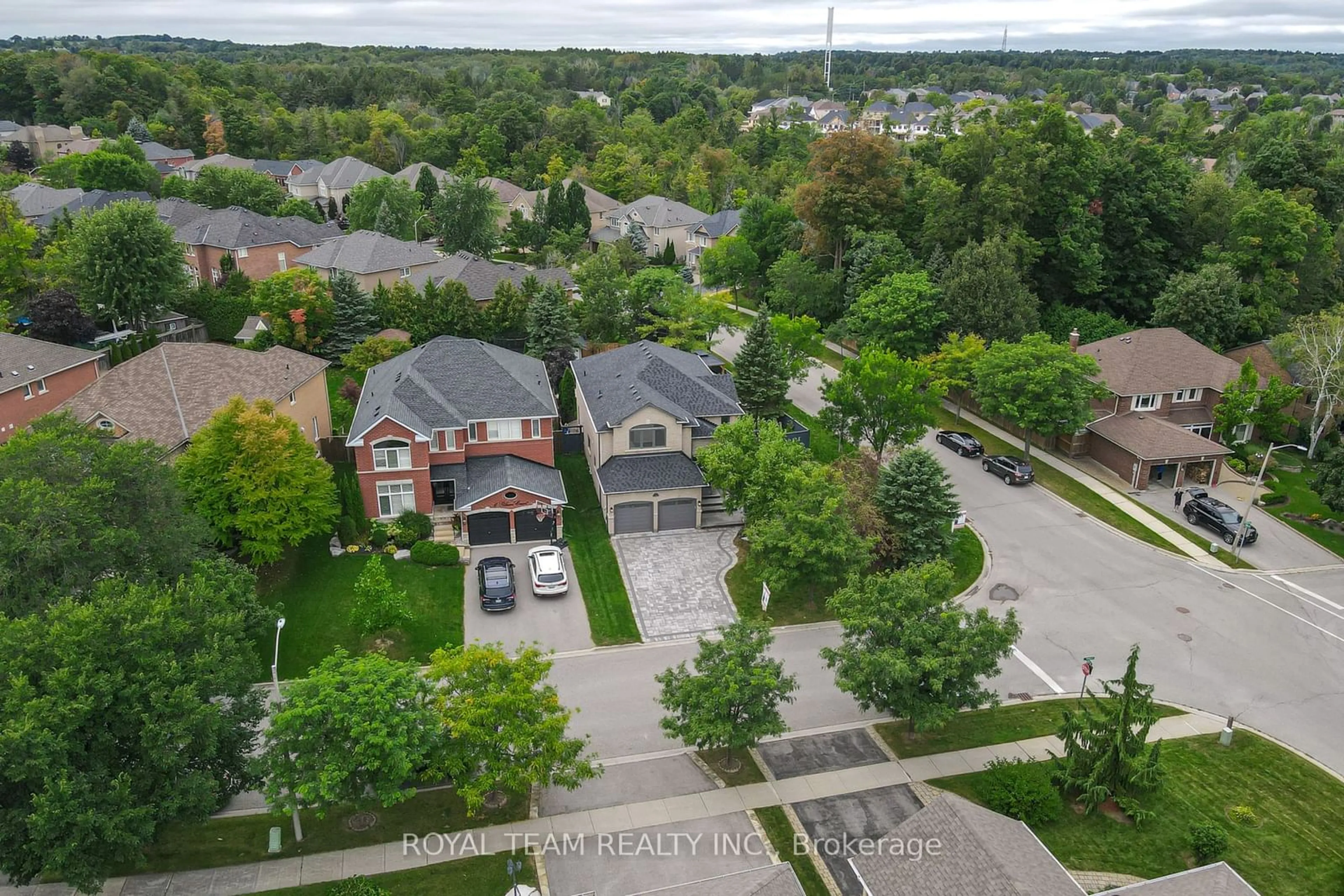 Frontside or backside of a home, the street view for 2 Gleave Crt, Aurora Ontario L4G 7L9