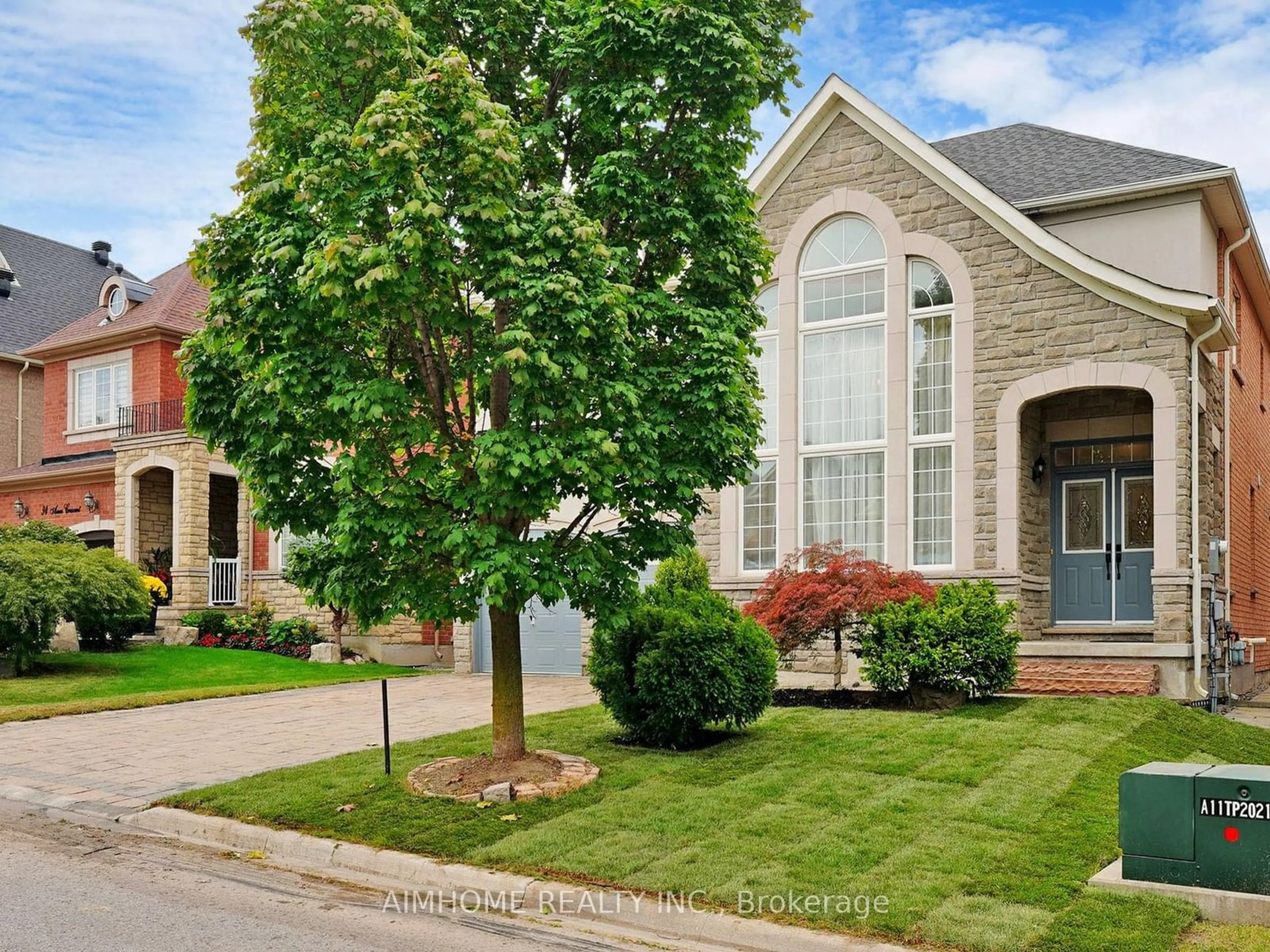 Frontside or backside of a home, the street view for 98 Ames Cres, Aurora Ontario L4G 0C3