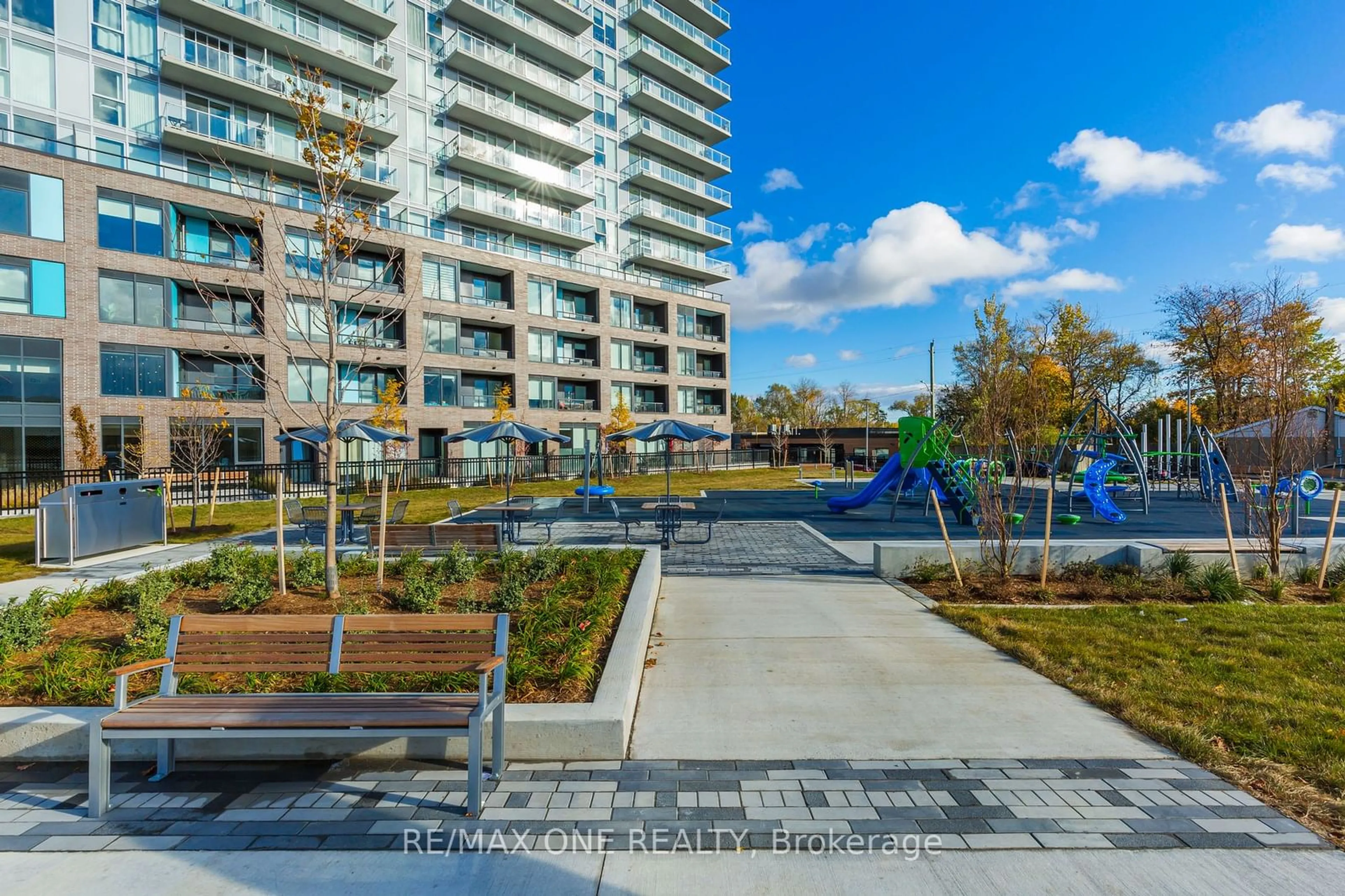 A pic from exterior of the house or condo, the street view for 185 Deerfield Rd #904, Newmarket Ontario L3Y 0G7