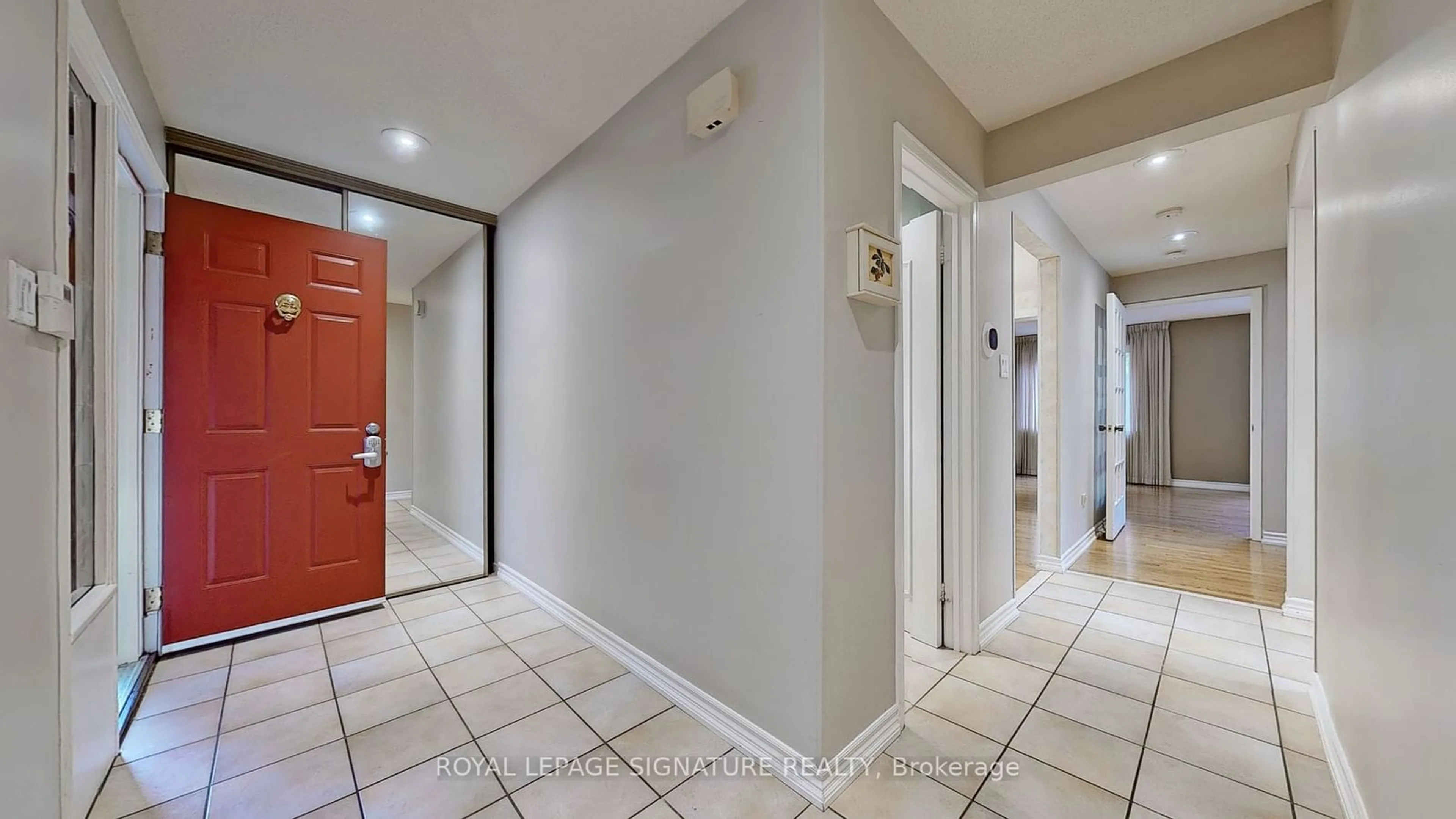 Indoor foyer, cement floor for 22 Linton Crt, Markham Ontario L3T 5M2