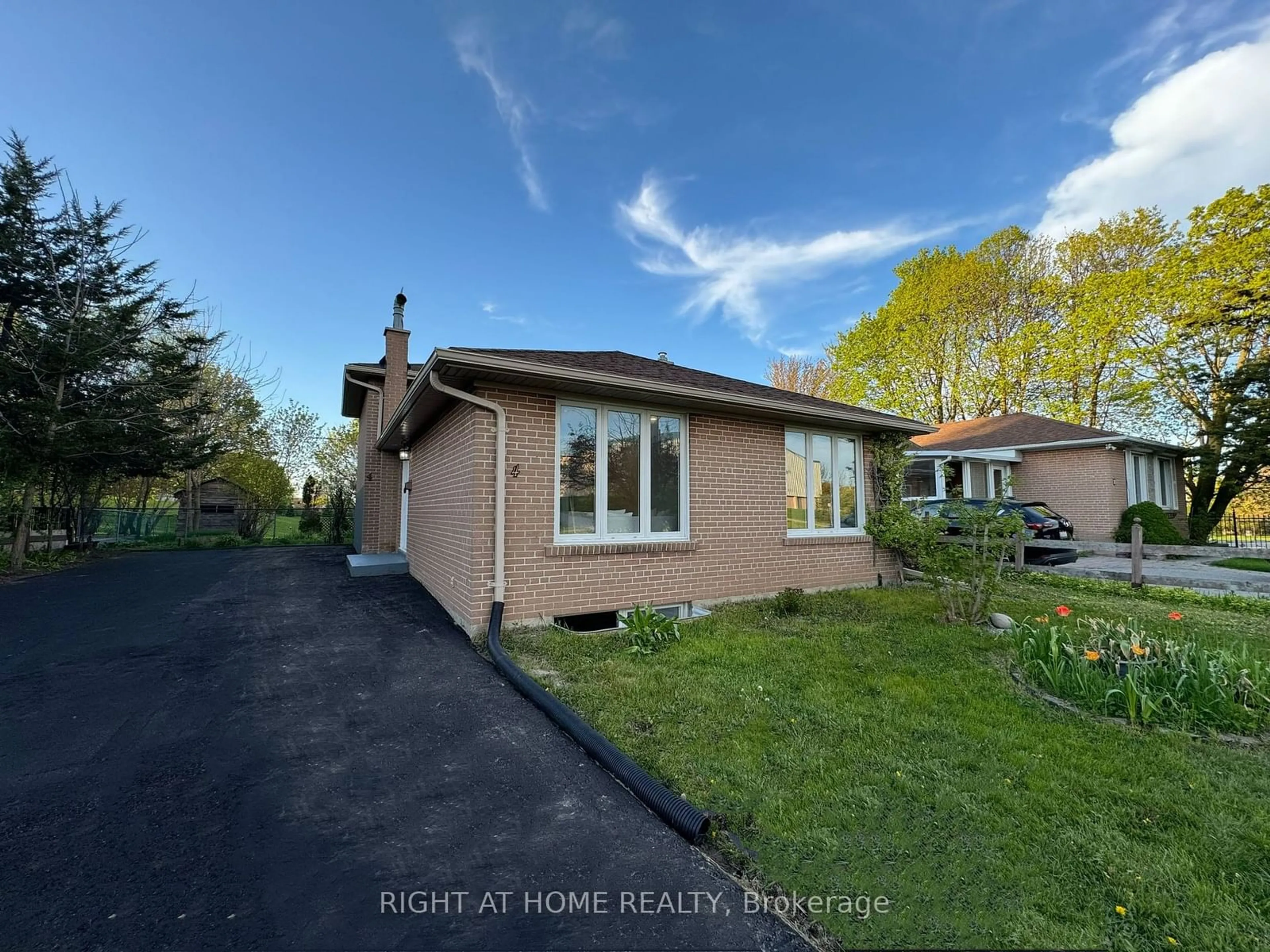 Frontside or backside of a home, cottage for 4 Aurora Heights Dr, Aurora Ontario L4G 2W4