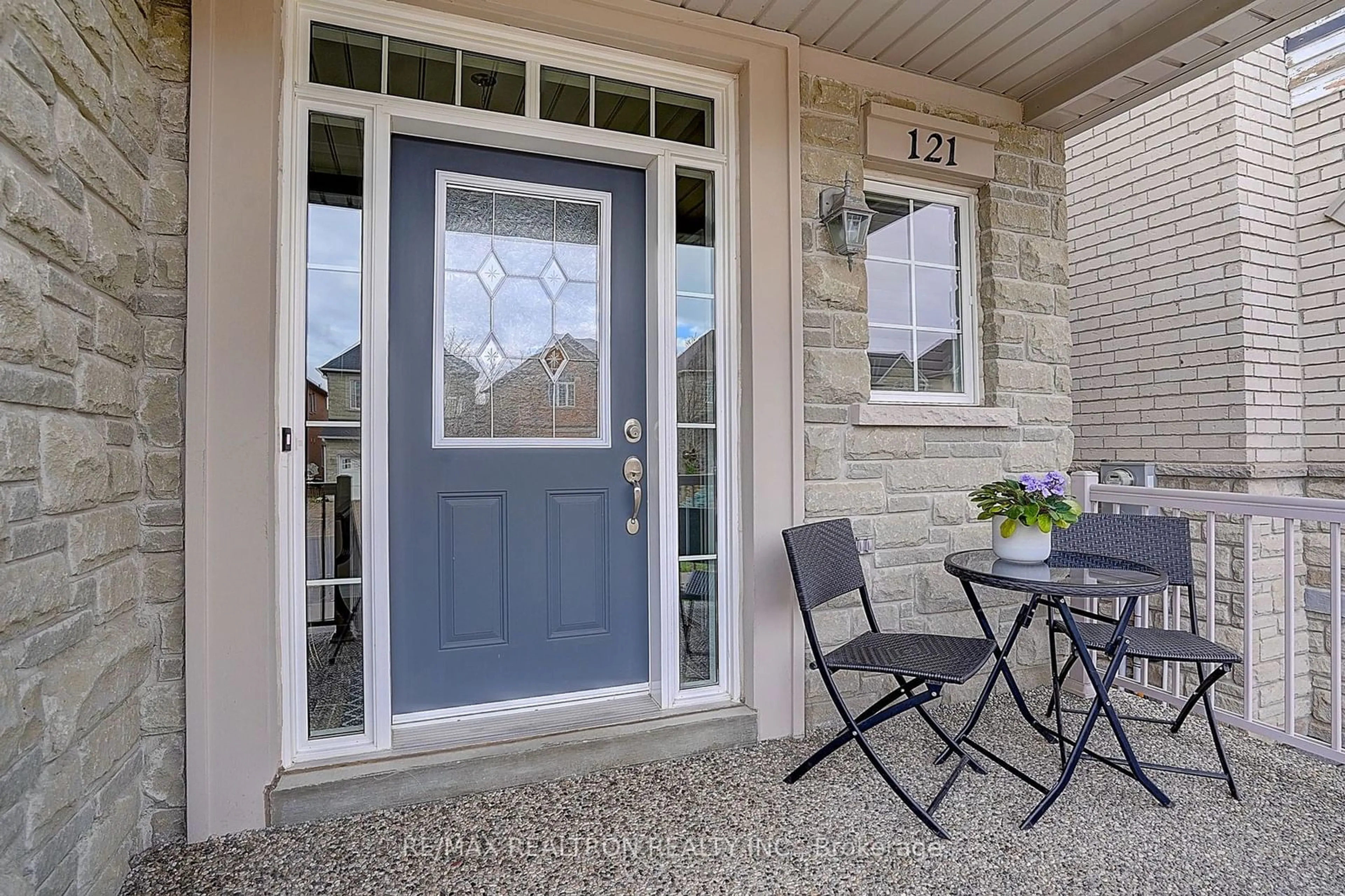 Indoor entryway, cement floor for 121 White Beach Cres, Vaughan Ontario L6A 0R2