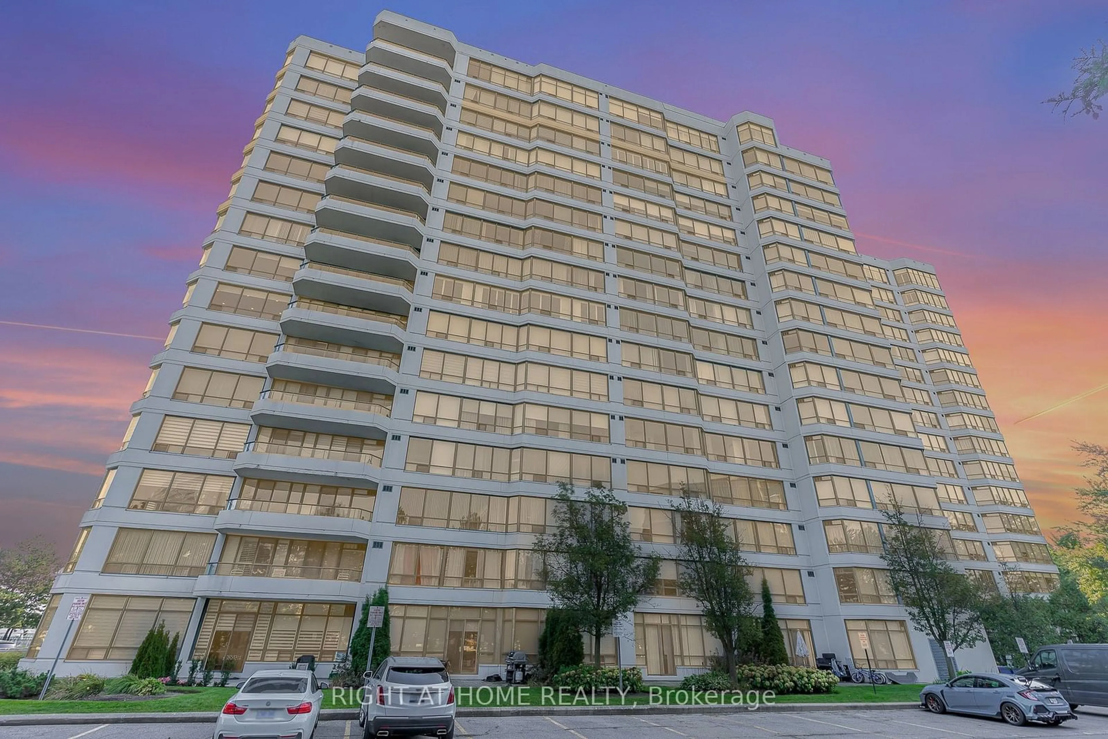 A pic from exterior of the house or condo, the front or back of building for 120 Promenade Circ #310, Vaughan Ontario L4J 7W9