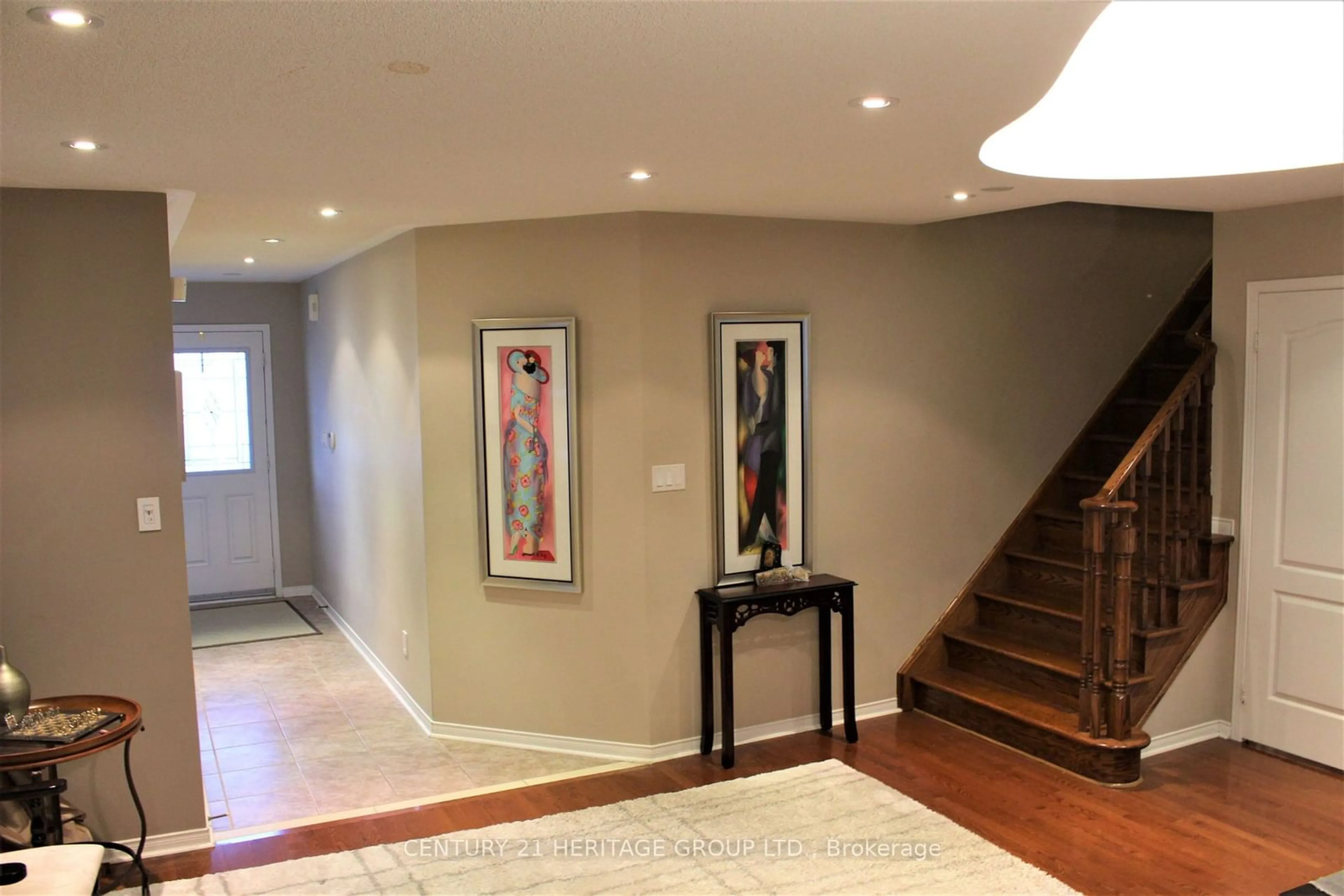 Indoor entryway, wood floors for 185 River Ridge Blvd, Aurora Ontario L4G 7T7